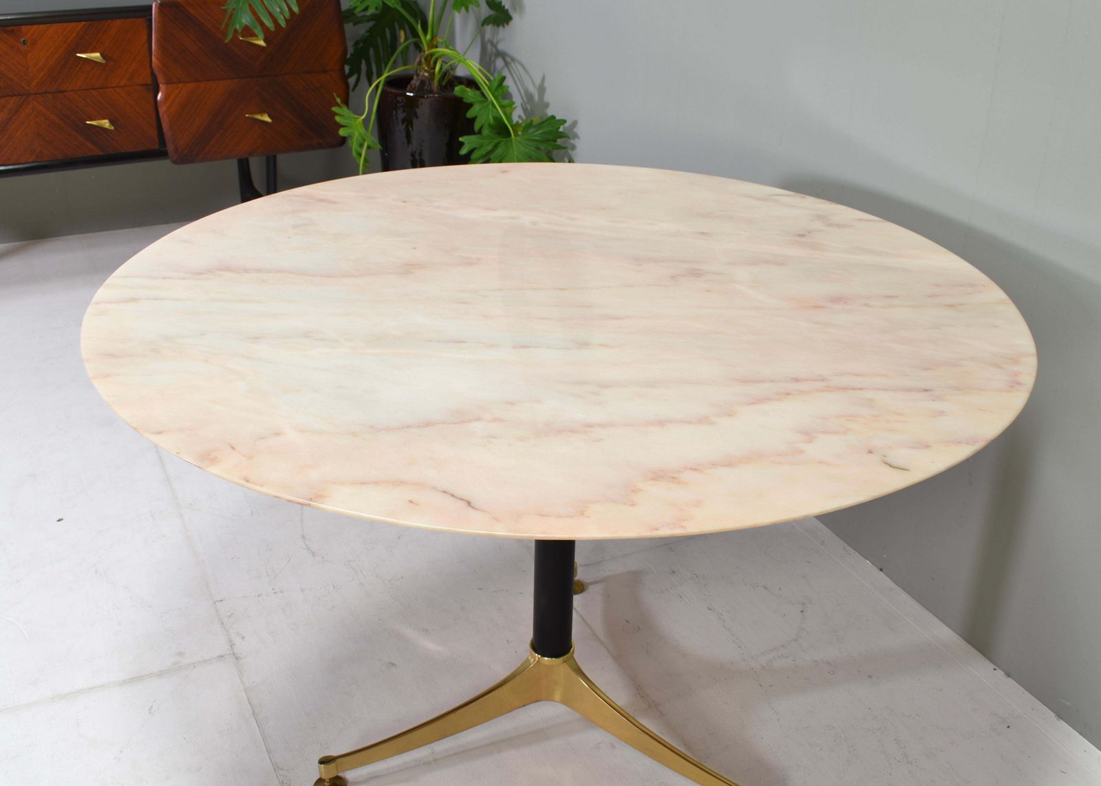 1970's Italian Dining Table In Rosé Marble And Brass   Italy, Circa 1970 photo Furniture