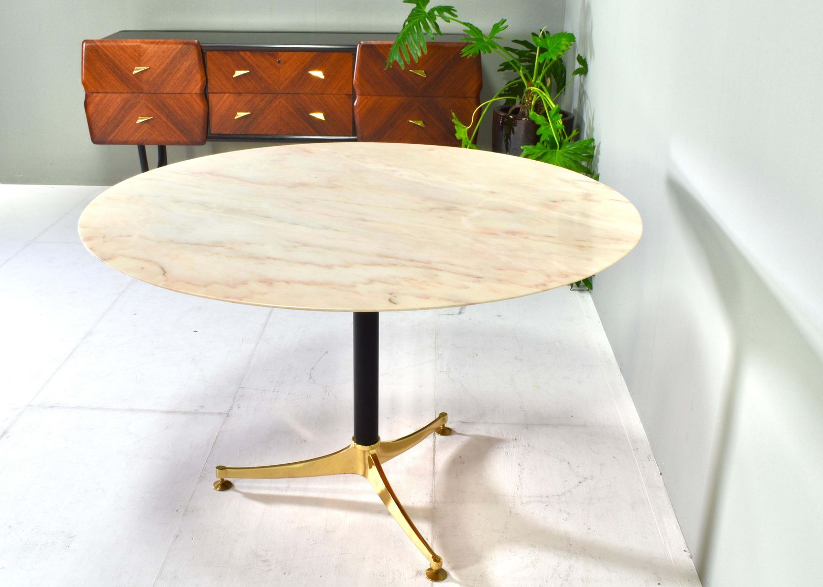 1970's Italian Dining Table In Rosé Marble And Brass   Italy, Circa 1970 photo vinterior