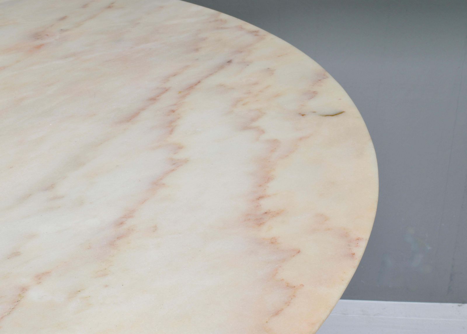 photo vinterior 1970's Italian Dining Table In Rosé Marble And Brass   Italy, Circa 1970