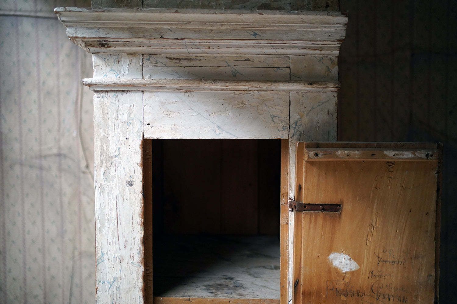 photo vinterior A Large 19thc Italian Faux Marble Painted Pine Pedestal Cupboard