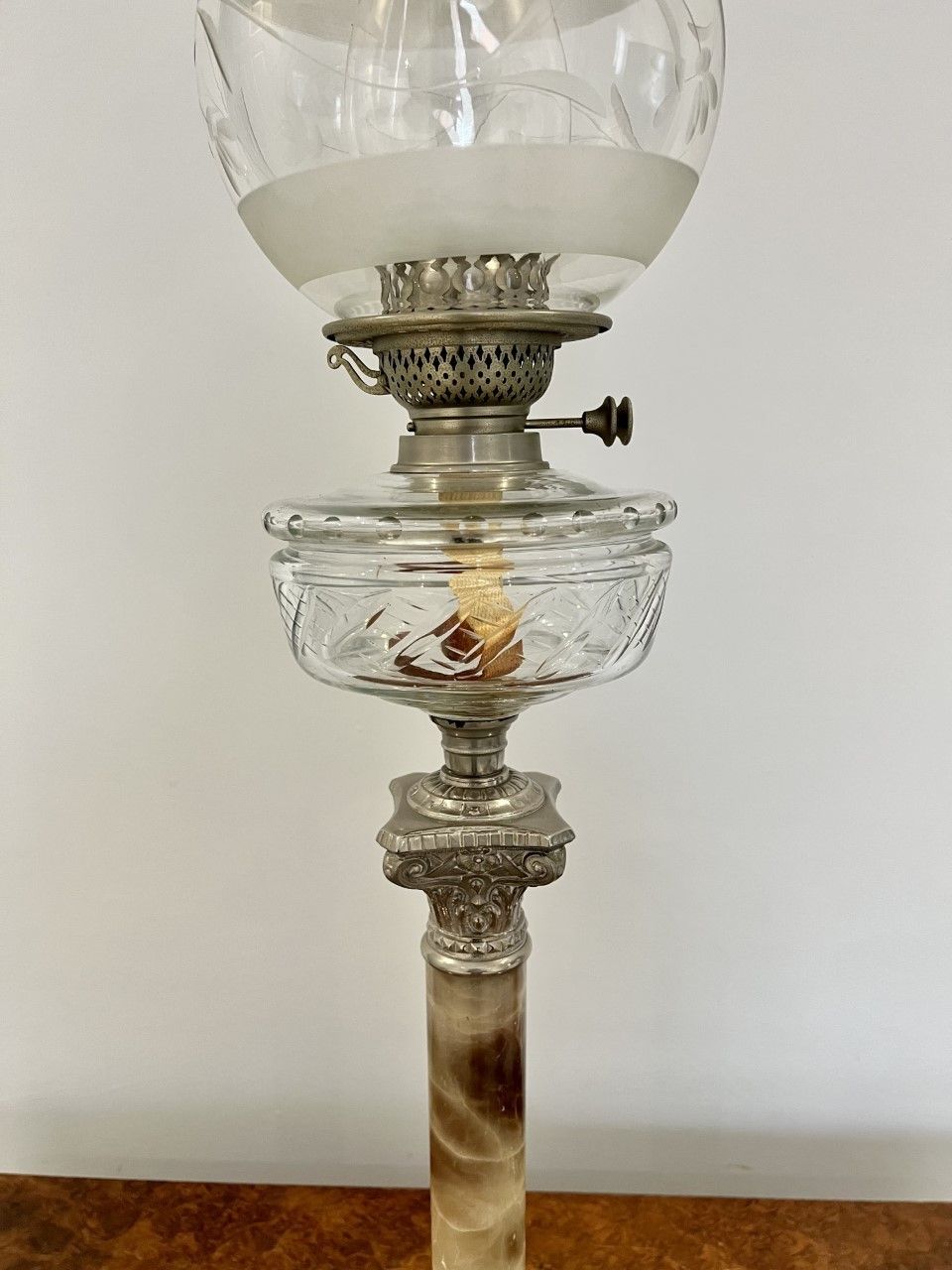 Edwardian Quality Oil Lamp photo vinterior
