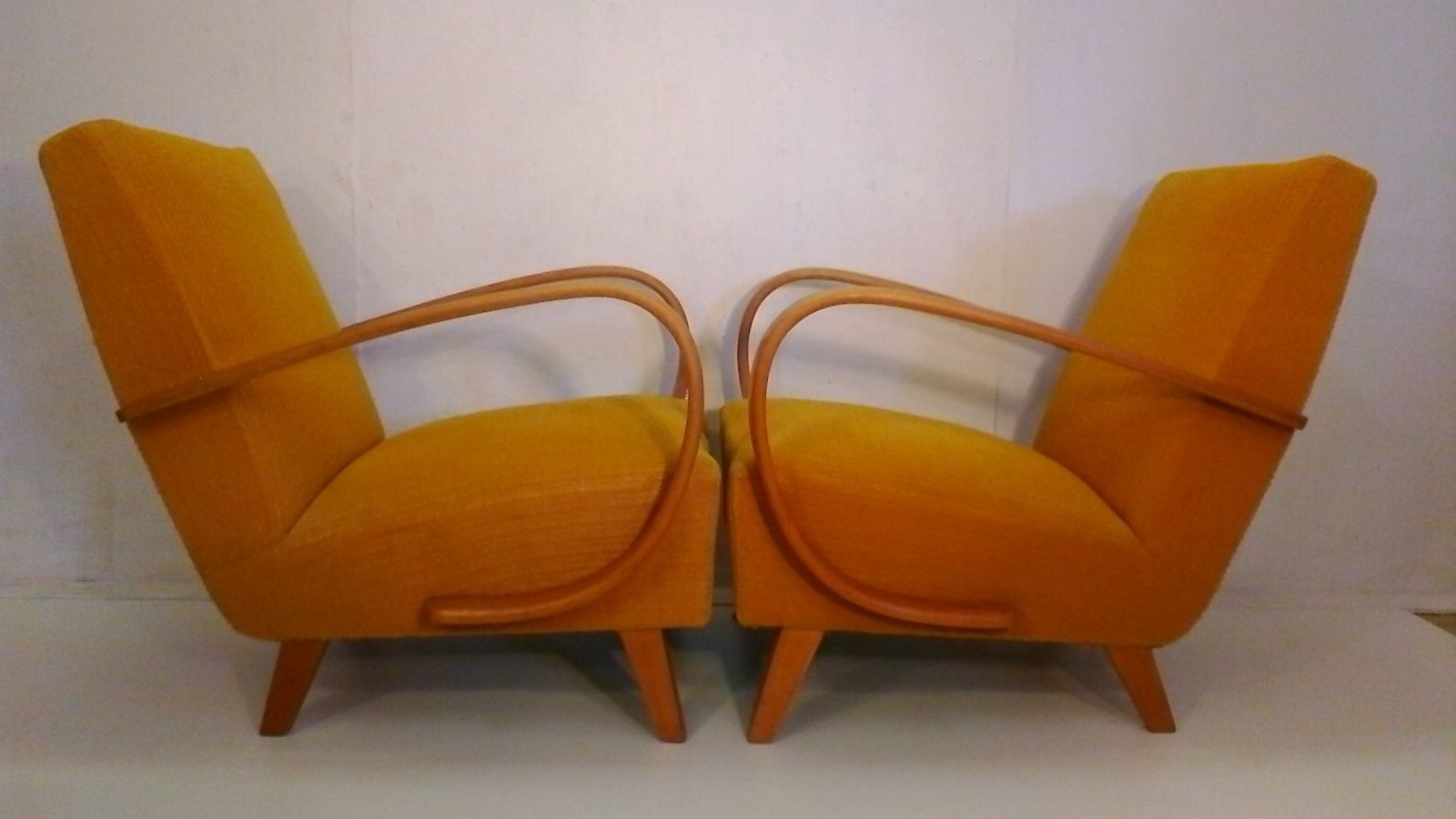 Set Of Two Armchair With Coffee Table By Jindřich Halabala, 1935´S