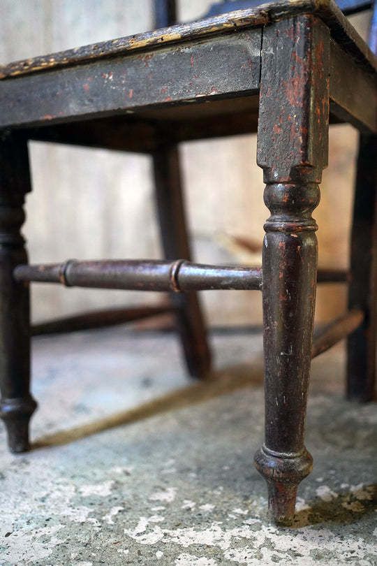 photo vinterior A Pair Of 19thc Irish Provincial Painted Side Chairs C.1840