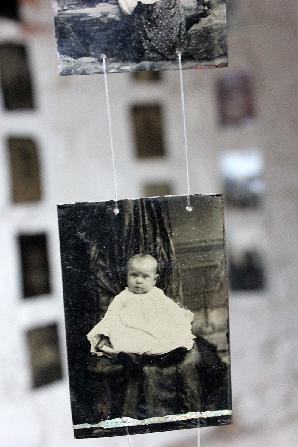 photo vinterior Remember Us  A Vast Collection Of 150 19thc Tinplate Portrait Photographs C.1850 1900