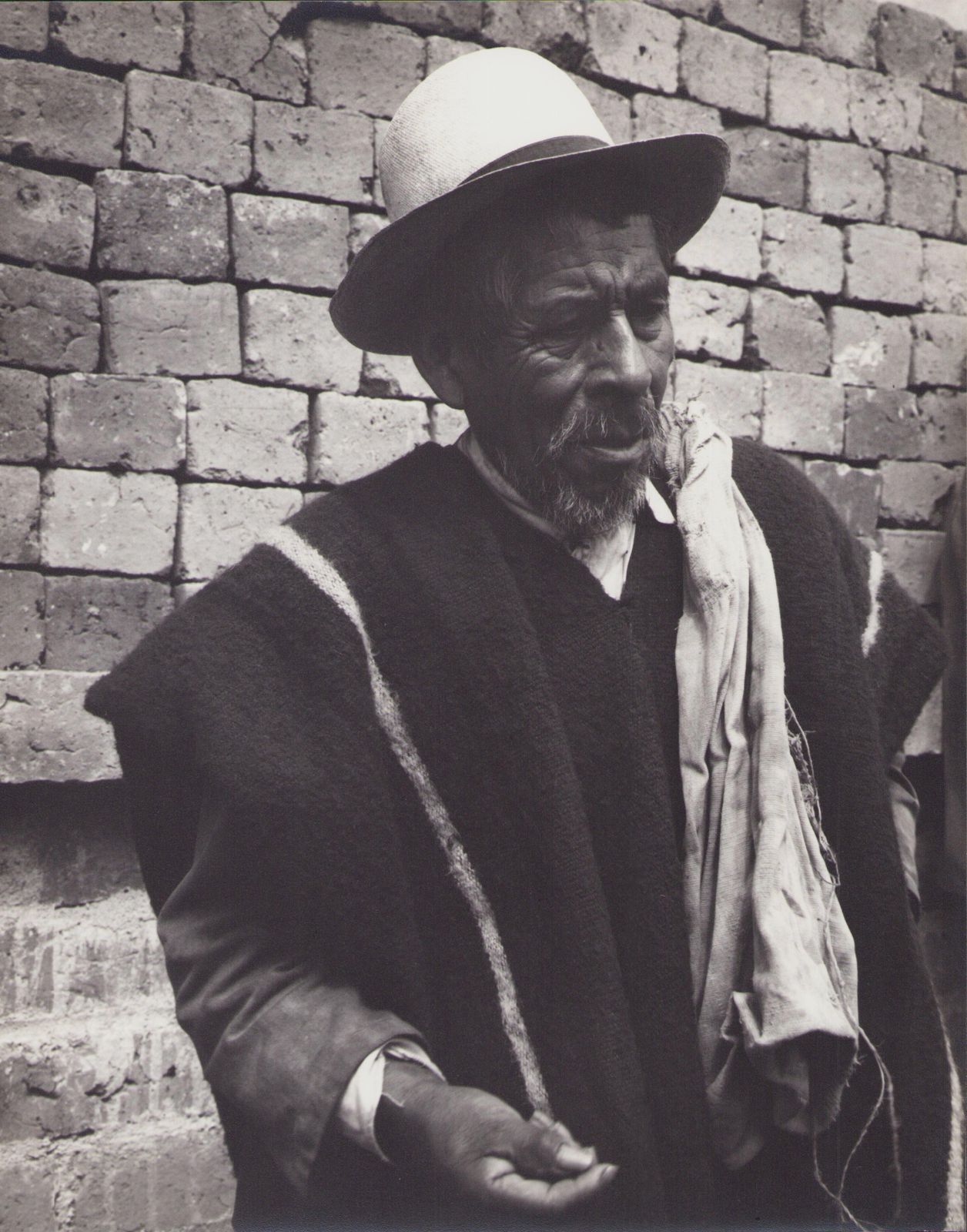 Hanna Seidel Ecuador, Man, Handwork, Black And White Photograph, 1960s, 29.1 X 23.1 Cm Ca. 1960s