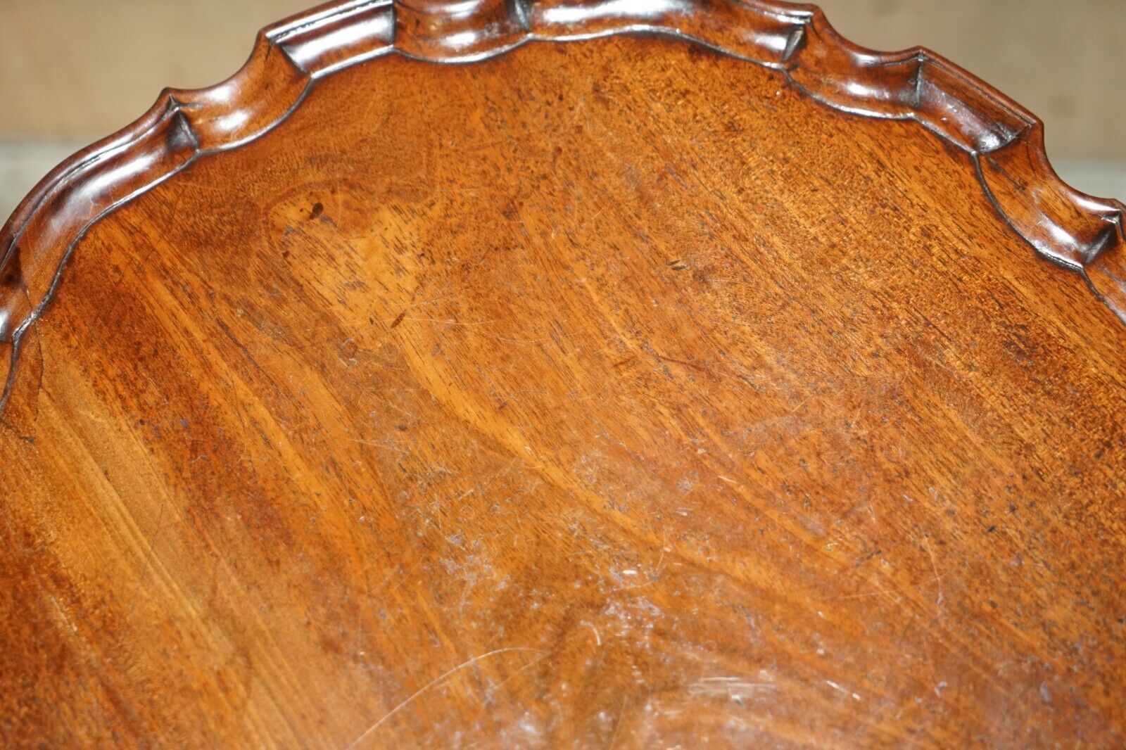 photo vintage Exquisite Cir 1860 Antique Flamed Mahogany Pie Crust Side End Lamp Tripod Table