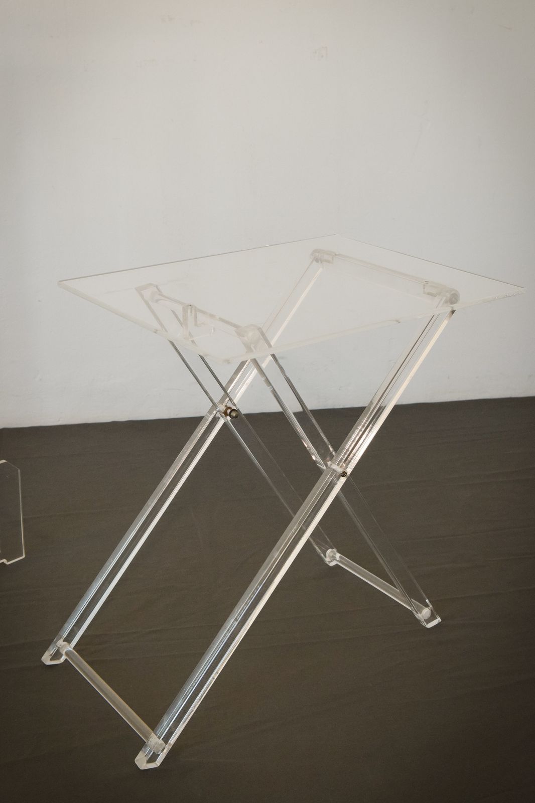 photo for sale Bijzondere Opvouwbare Bijzettafels Van Perspex Met Standaard