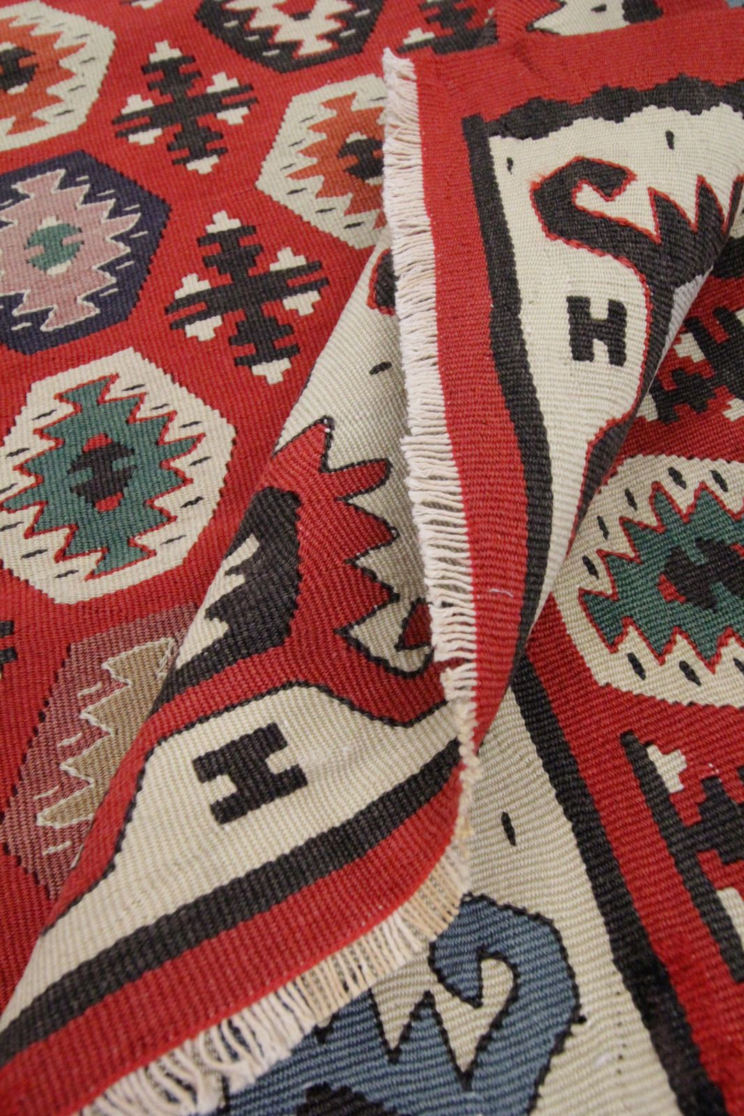 Red Wool Vintage Rug Turkish Kilim Handwoven Carpet Sarkoy Kilim Rug photo for sale