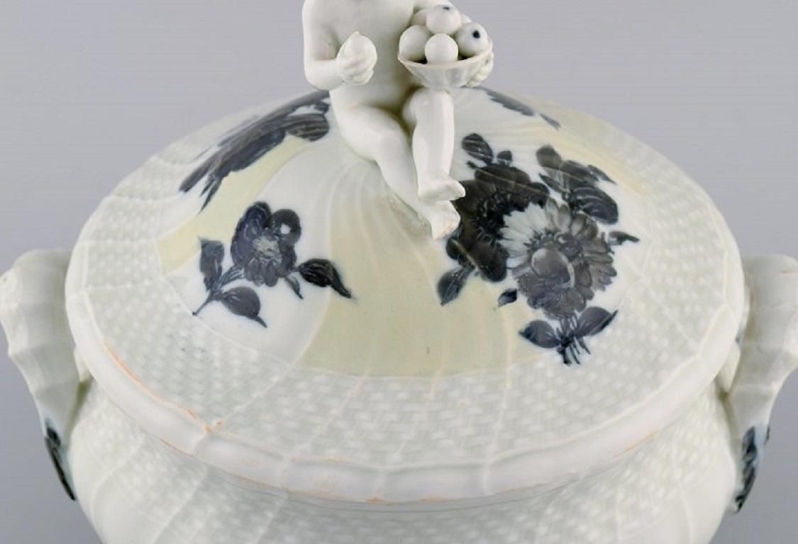 Early Royal Copenhagen Blue Flower Curved Lidded Tureen In Porcelain photo 414.0
