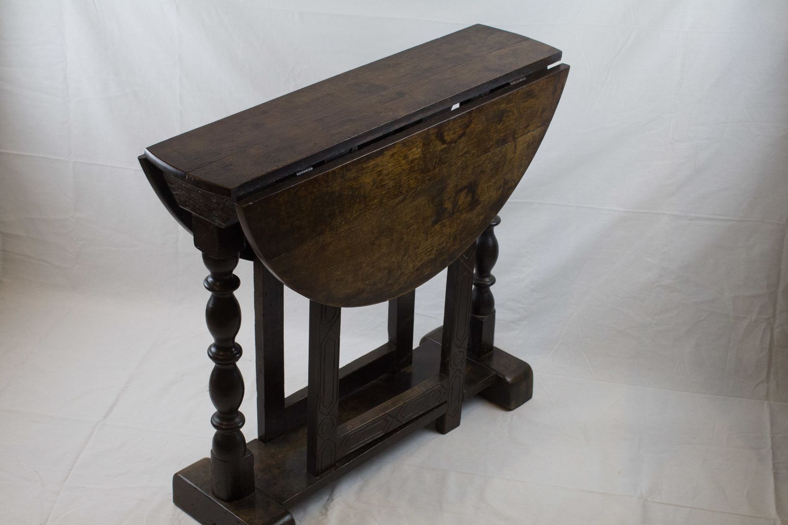 Early 18th Century Oak Small Gate Leg Table photo vintage