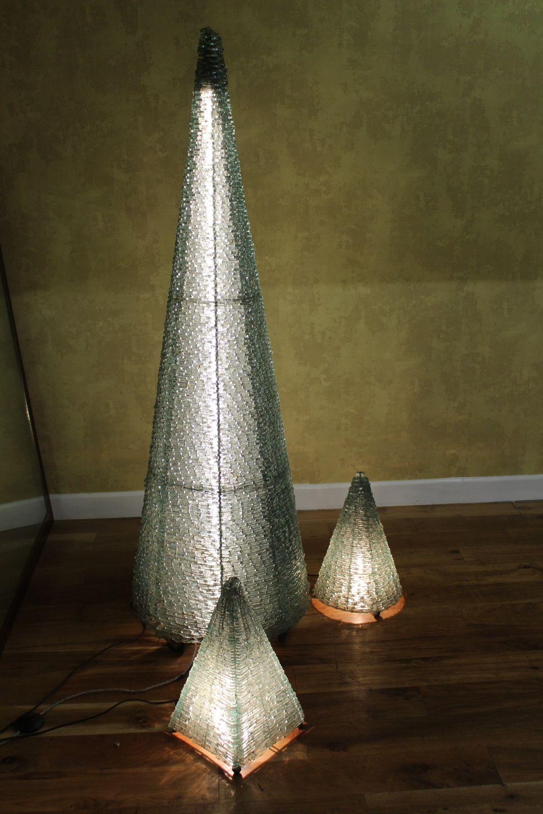 French 1970’s Wired Glass Pyramid Lamp 40cms photo vinterior