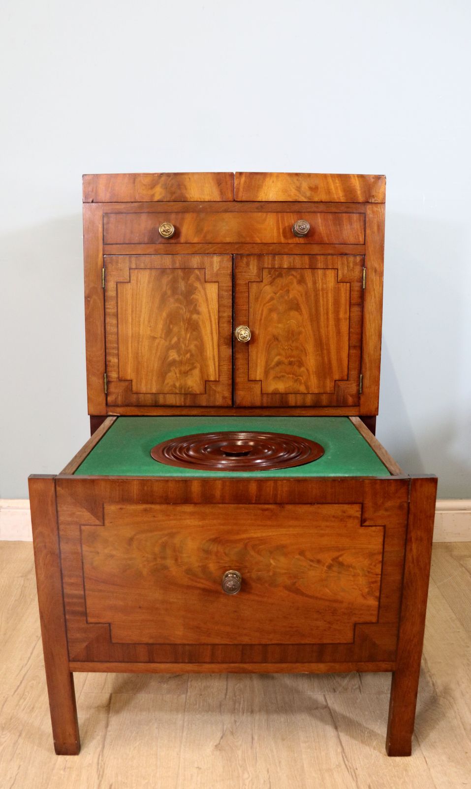 A Late Georgian Mahogany Gentleman’s Fitted Washstand photo 395.0