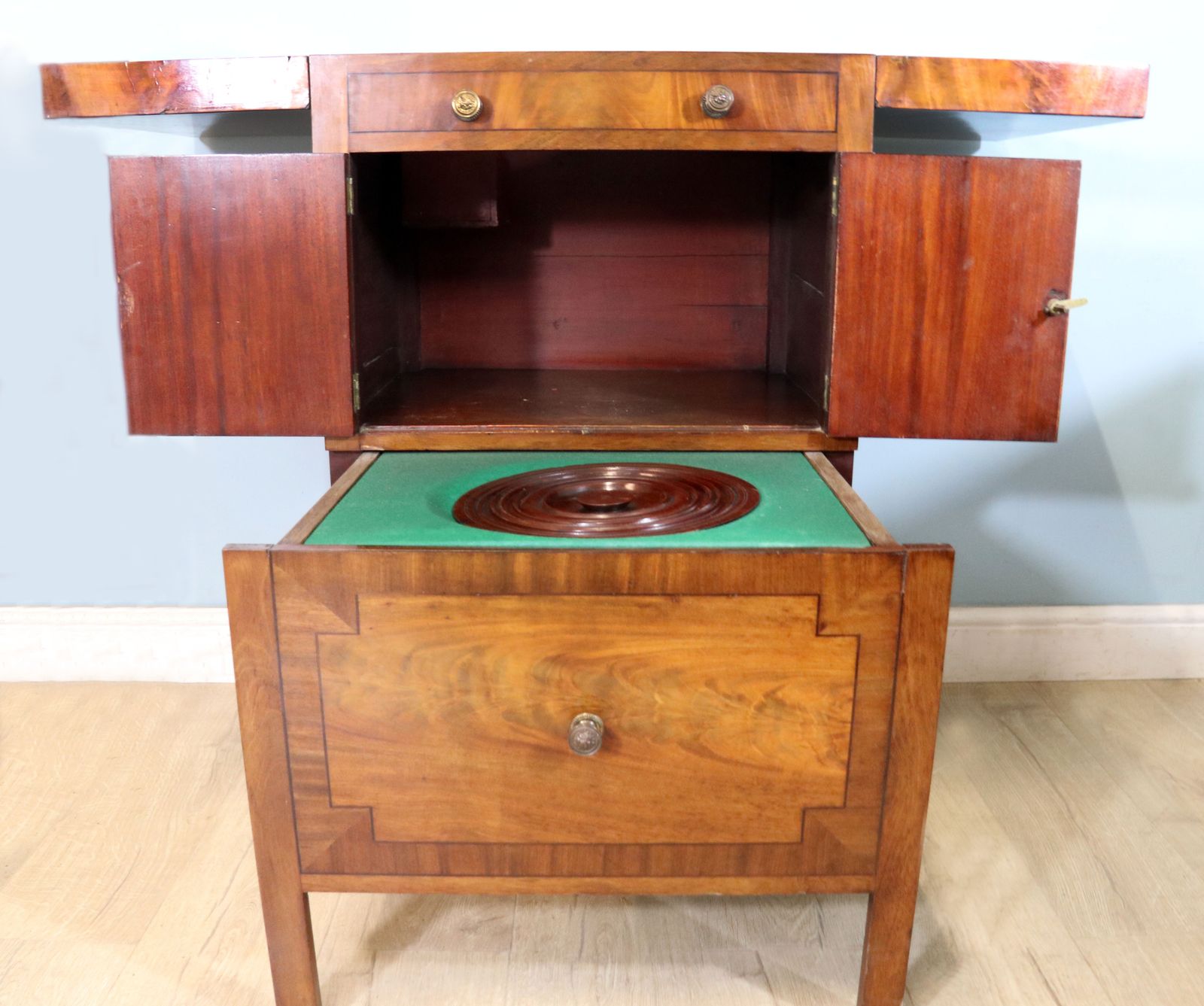 A Late Georgian Mahogany Gentleman’s Fitted Washstand photo vinterior