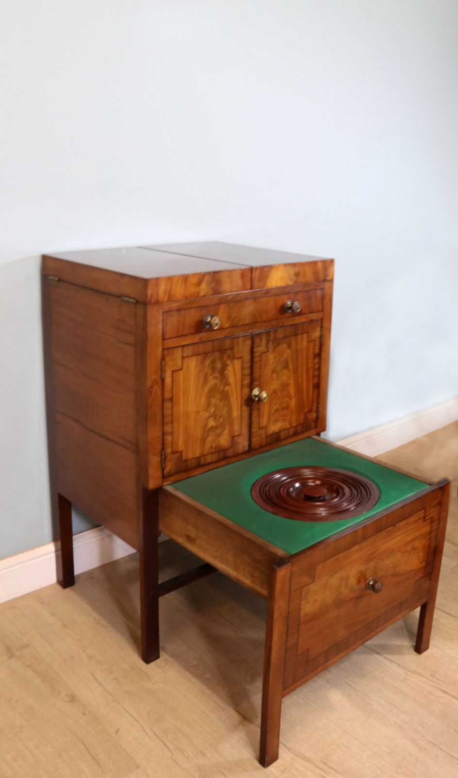 photo vinterior A Late Georgian Mahogany Gentleman’s Fitted Washstand