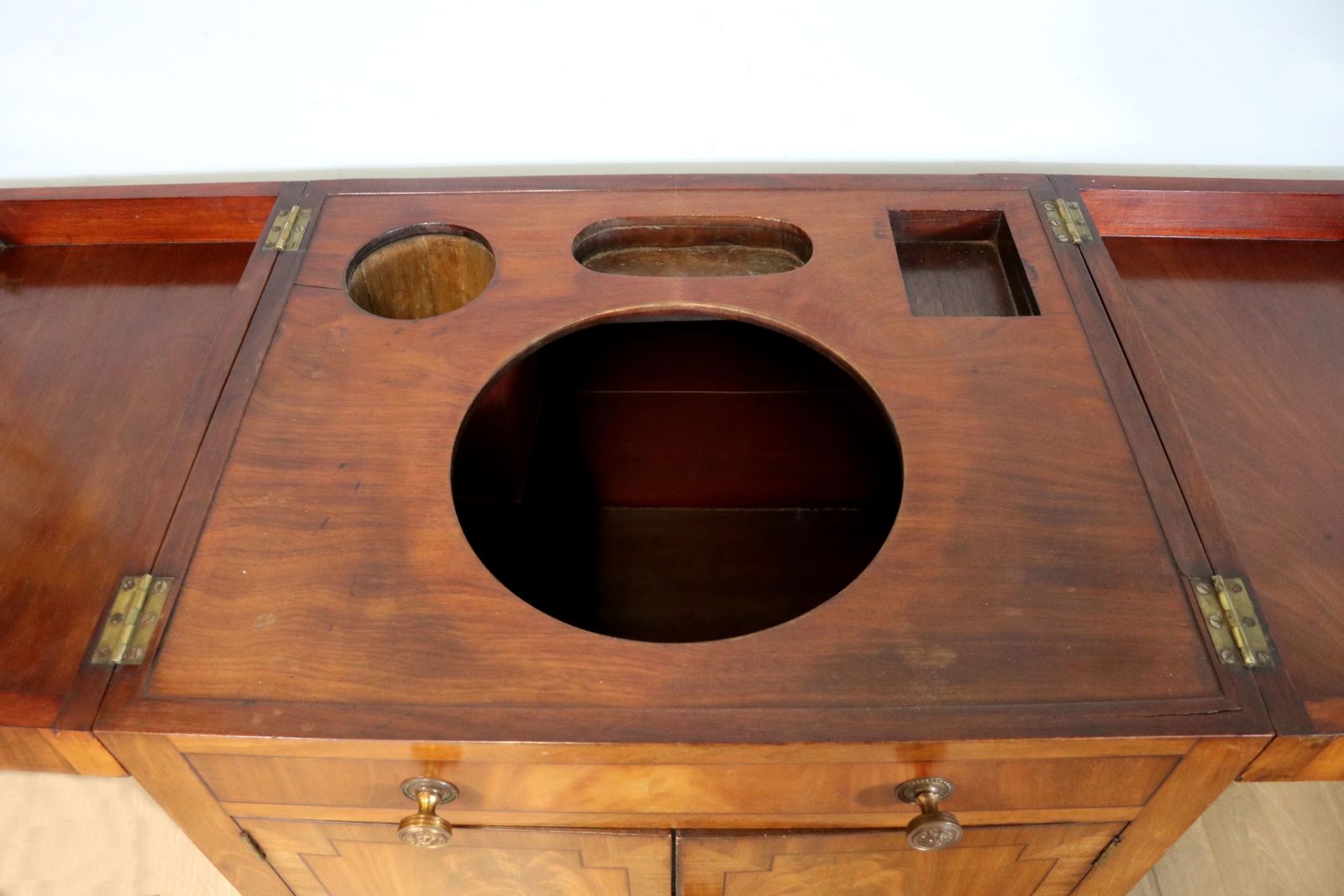 photo vintage A Late Georgian Mahogany Gentleman’s Fitted Washstand