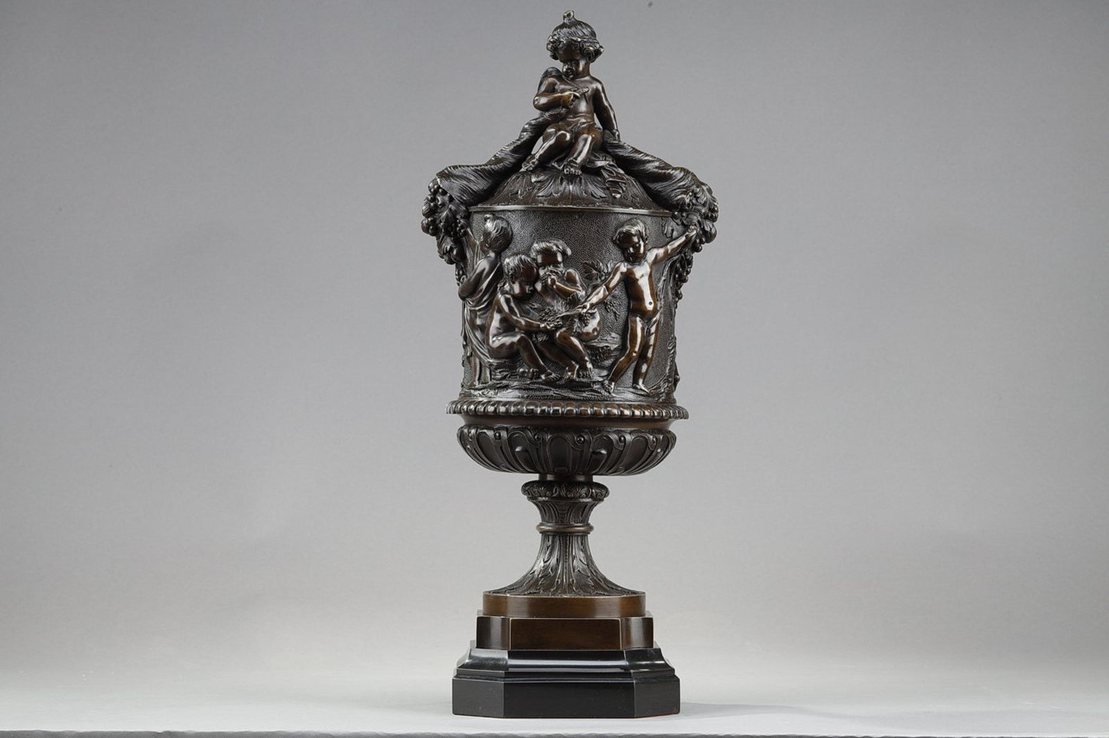 photo vintage Bronze Vase With Harvesting Putti In The Gout Of Clodion, 19th Century