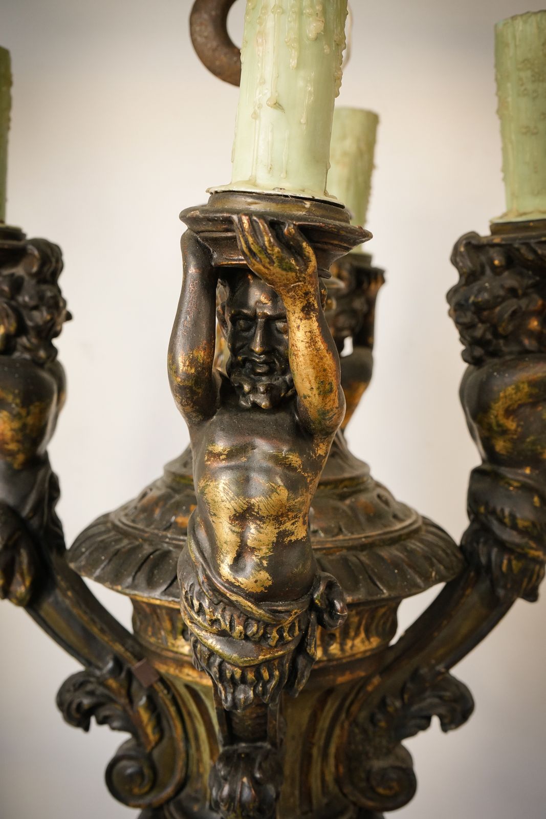 Kroonluchter Met Vier Griekse Mythologische Figuren photo furniture