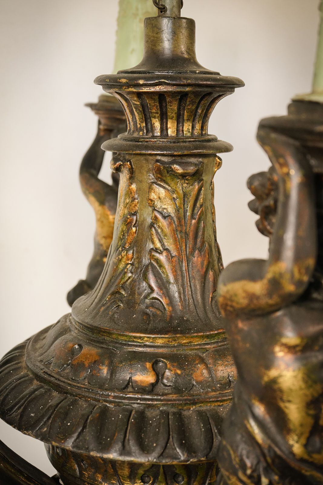 Kroonluchter Met Vier Griekse Mythologische Figuren photo Verlichting