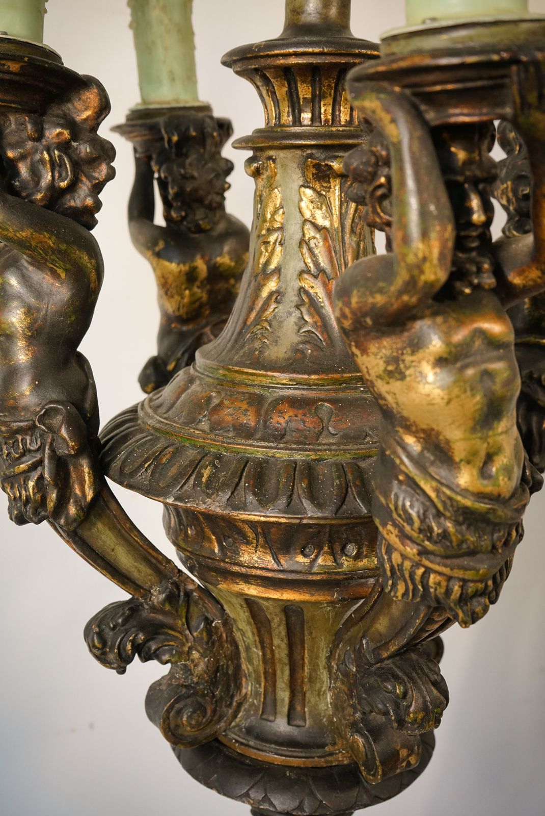 746.0 Kroonluchter Met Vier Griekse Mythologische Figuren photo