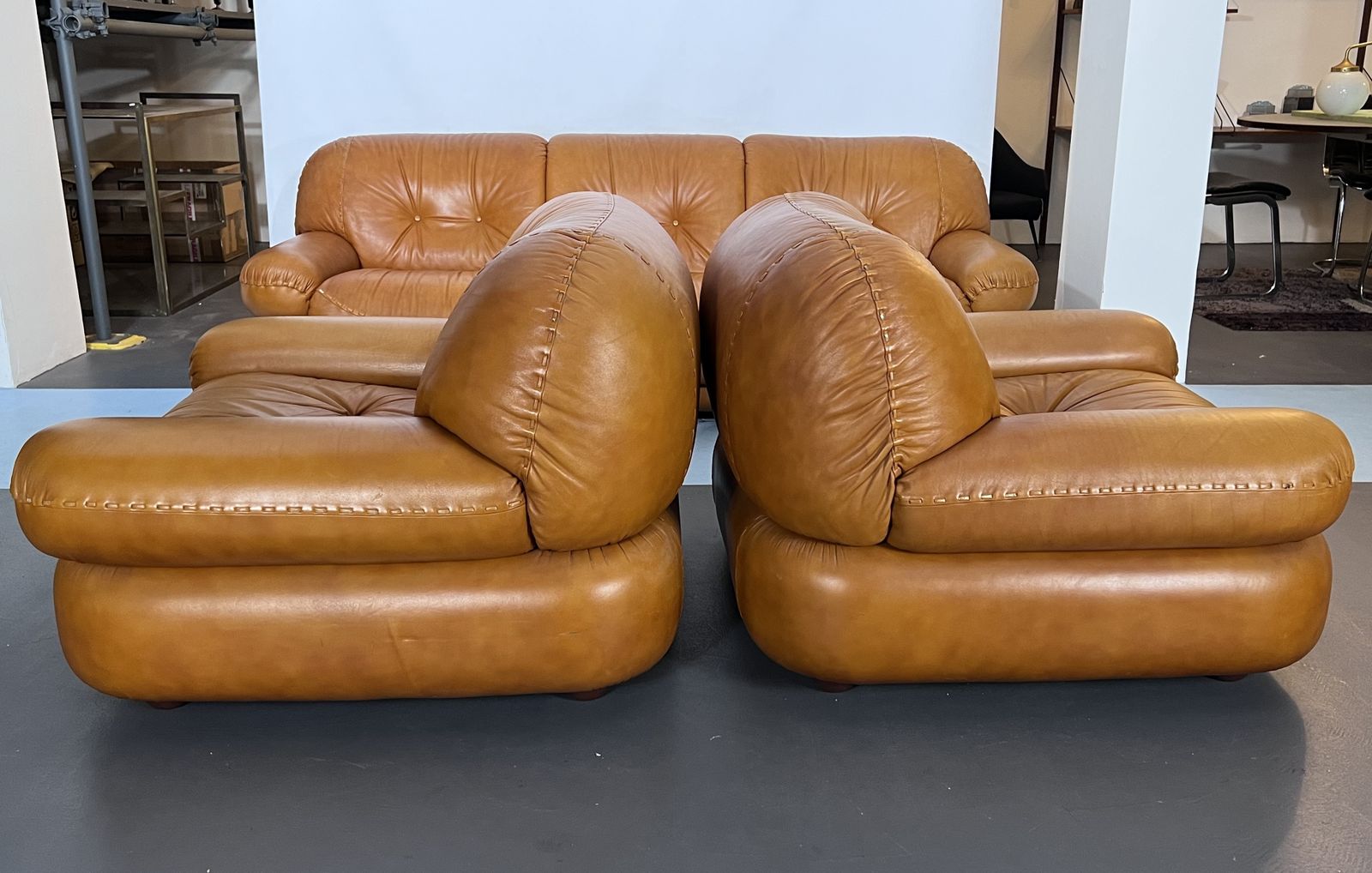 photo furniture Vintage Sofa Set In Cognac Leather By Sapporo For Mobil Girgi. Italy 1970s