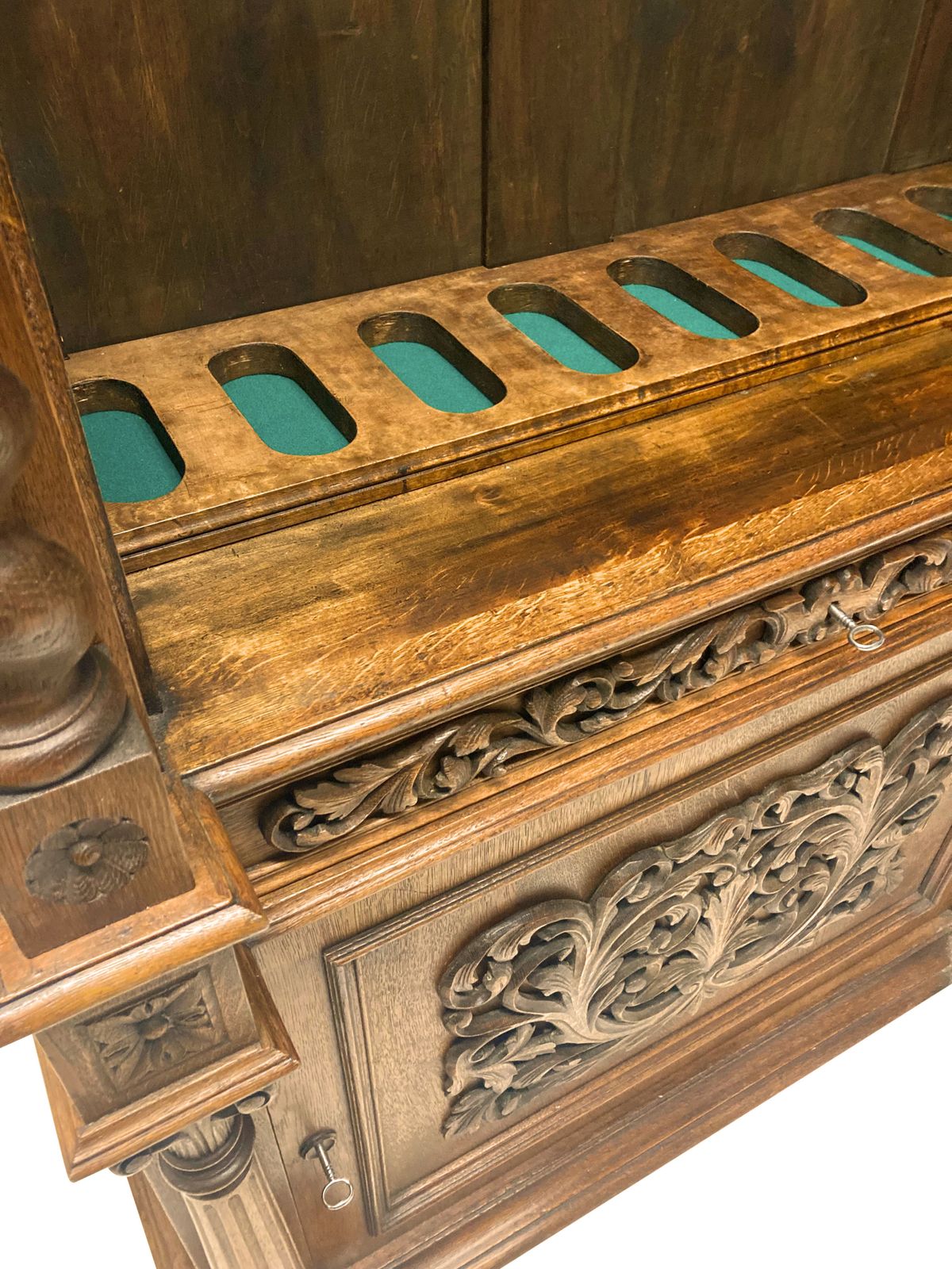 photo vinterior An English XIX Century Gun Cabinet In The Romanesque Manner