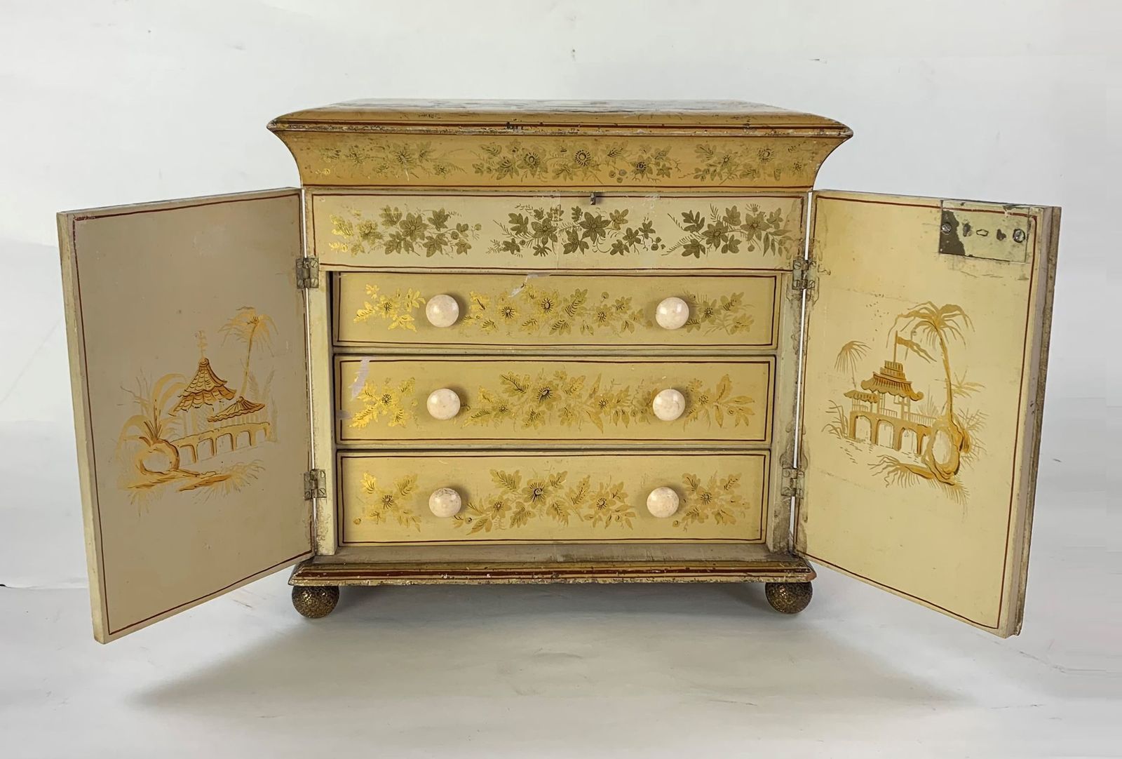 Early 19th Century Yellow Japanned Workbox photo vinterior