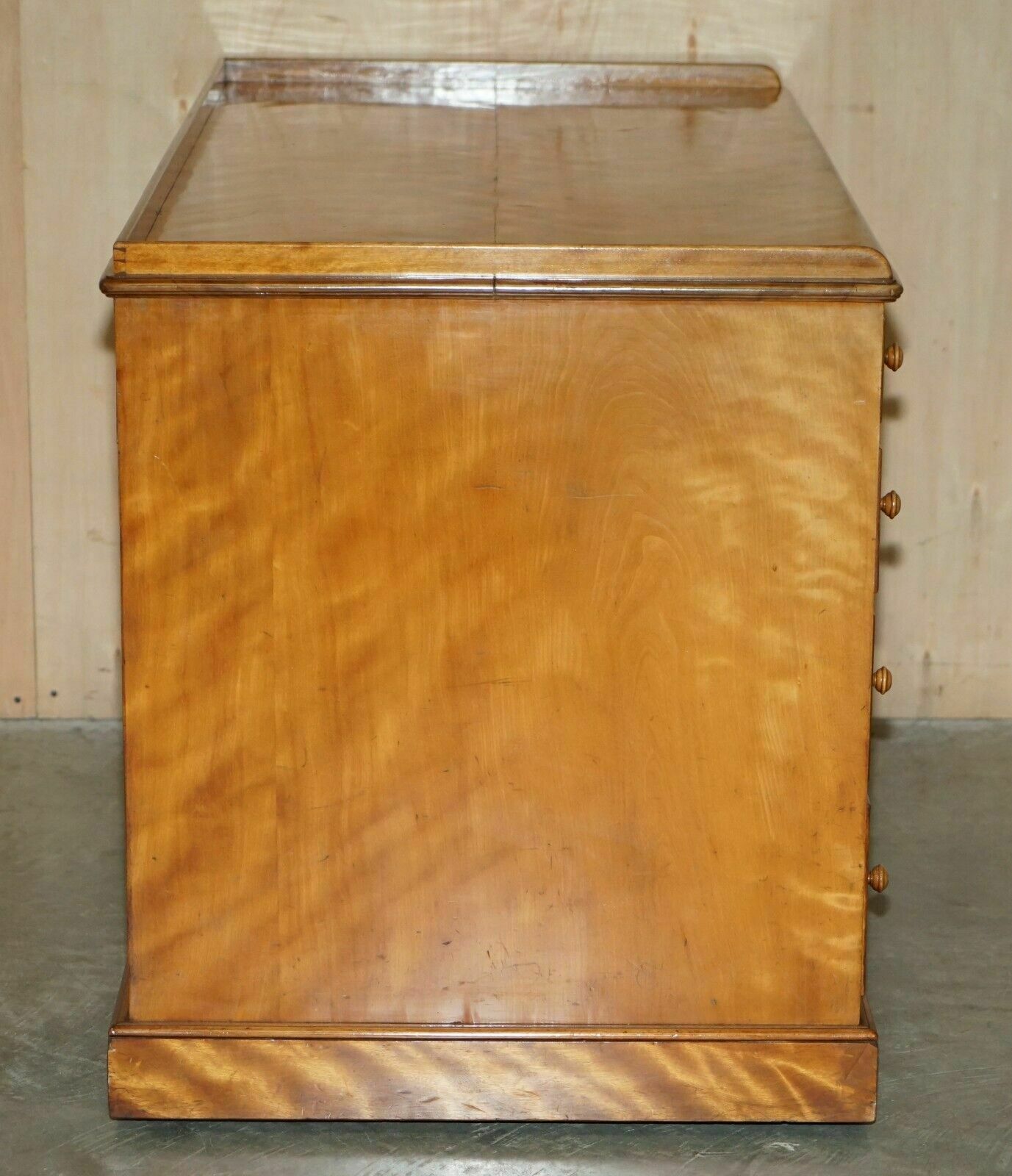 photo vinterior Antique Victorian Fully Stamped Morris & Co Circa 1880 Satinwood Pedestal Desk