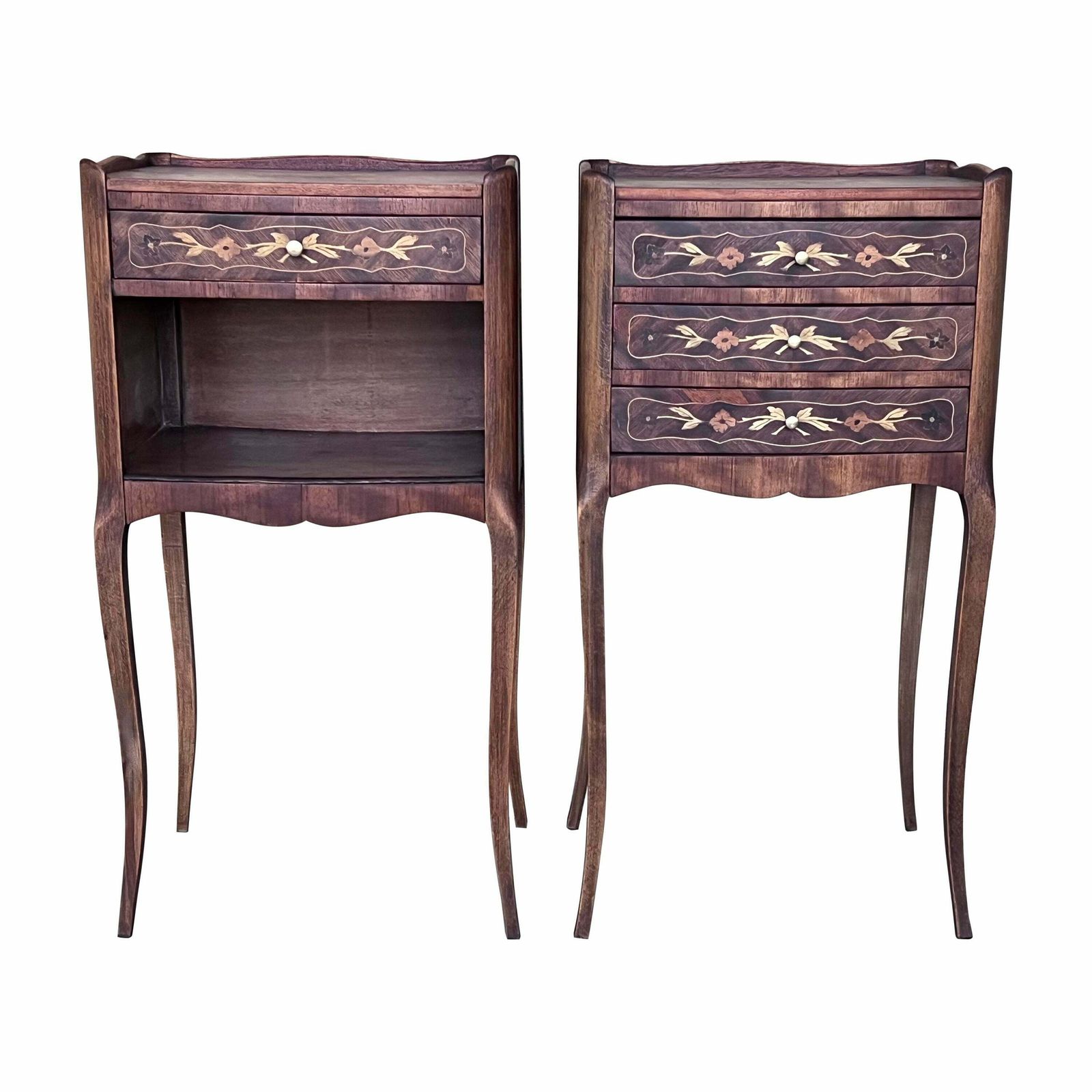 Paire de tables de chevet en noyer avec marqueterie, XXe siècle