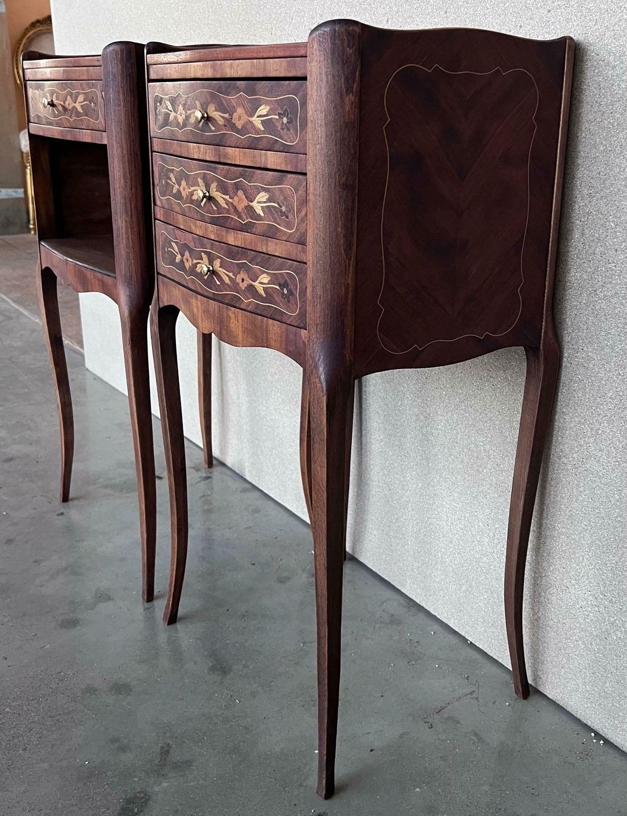 Paire de tables de chevet en noyer avec marqueterie, XXe siècle photo vinterior