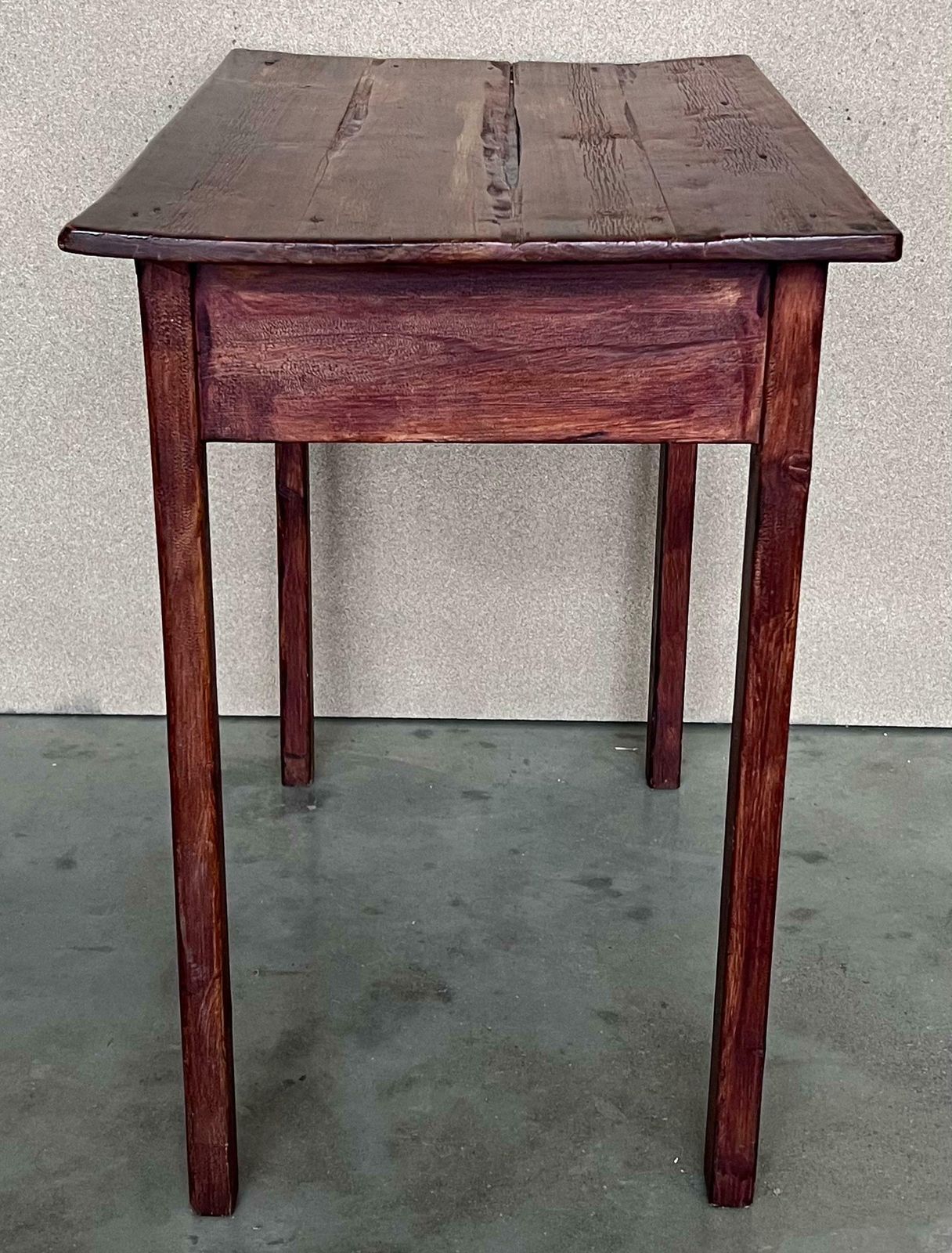 photo furniture Table d'appoint Mobila de style campagne espagnole avec tiroir
