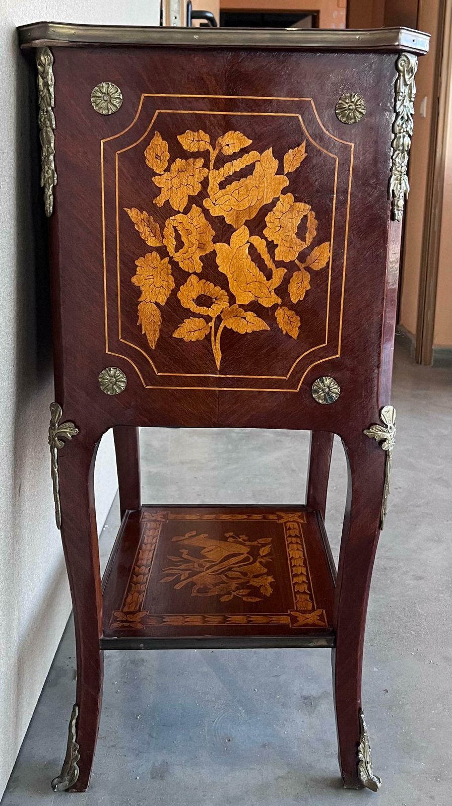 Paire de tables de nuit italiennes Louis XV en marqueterie avec tiroirs et étagère, XIXe siècle photo vintage