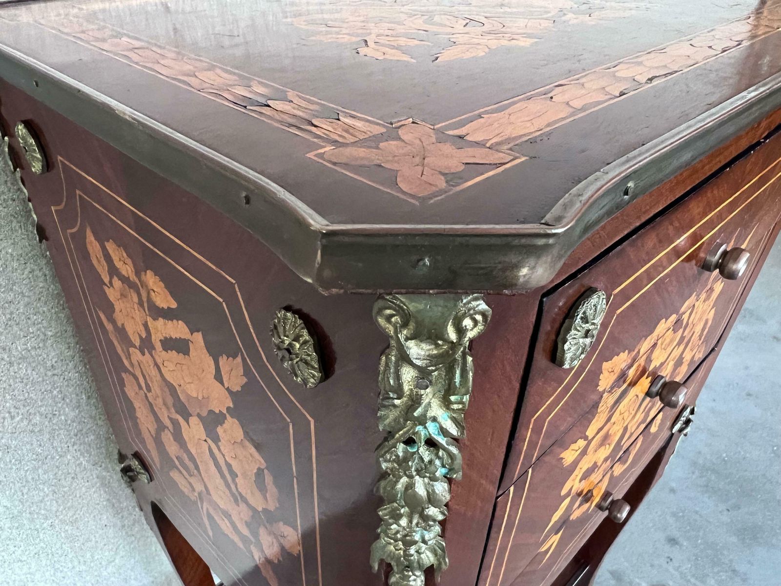 Mobilier Paire de tables de nuit italiennes Louis XV en marqueterie avec tiroirs et étagère, XIXe siècle photo