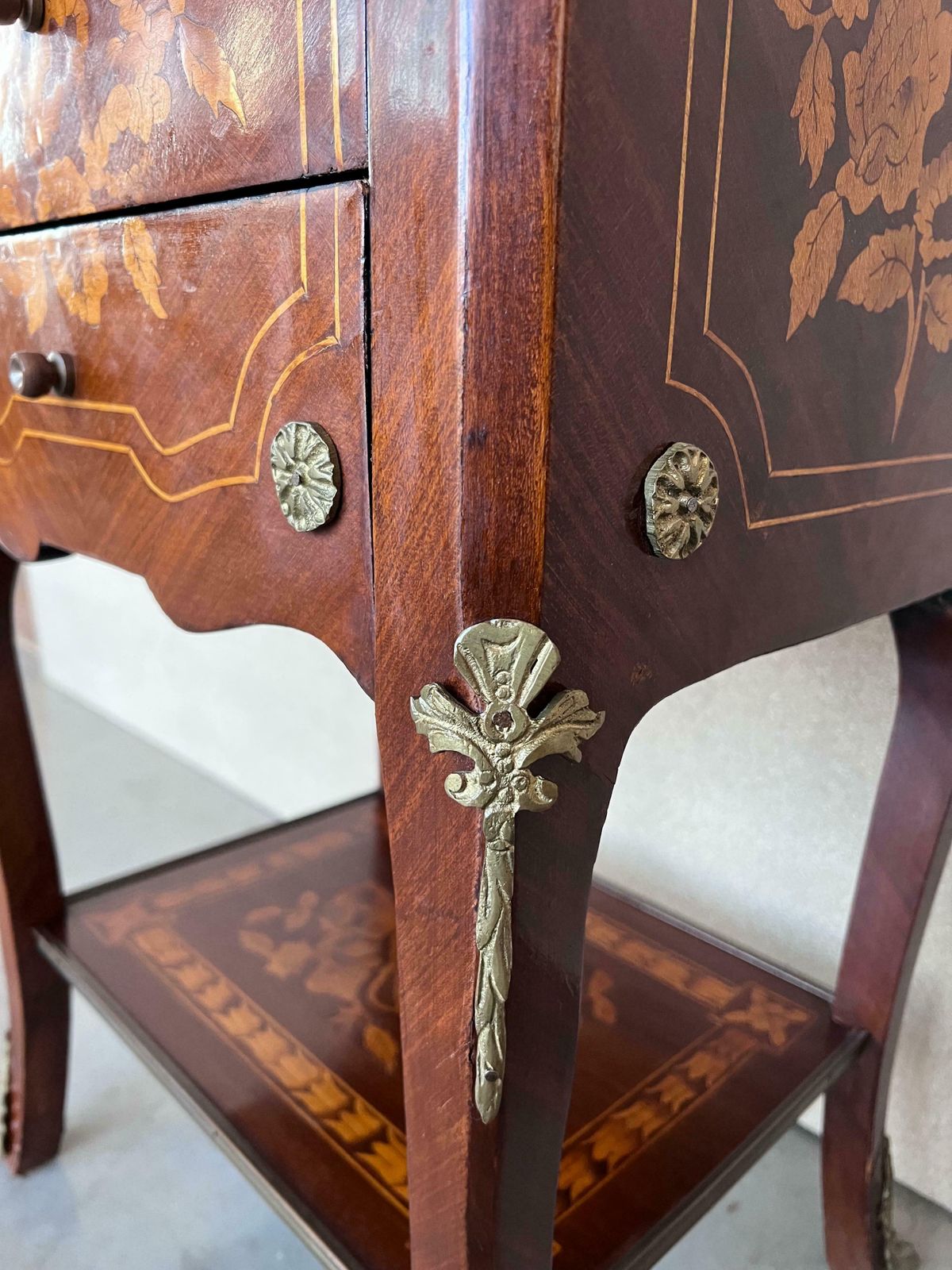 photo vinterior Paire de tables de nuit italiennes Louis XV en marqueterie avec tiroirs et étagère, XIXe siècle
