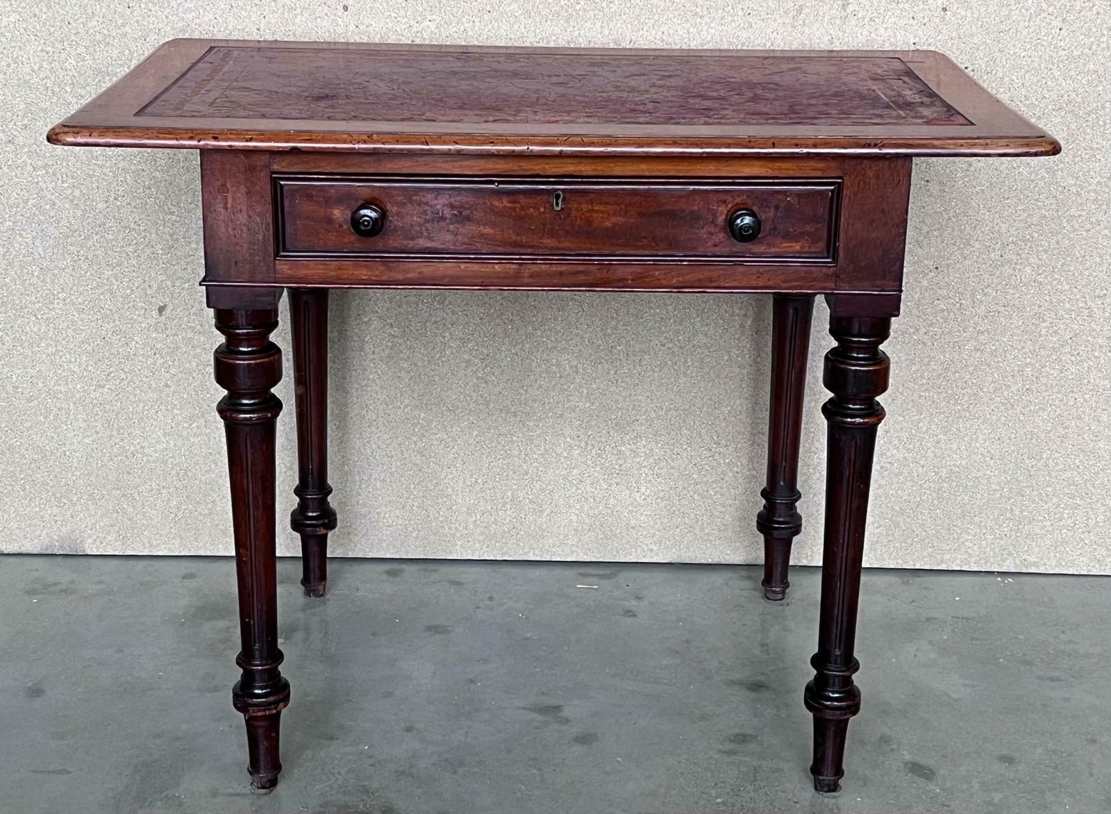 Table d'appoint rustique espagnole en pin, deux tiroirs et plateau en cuir photo furniture