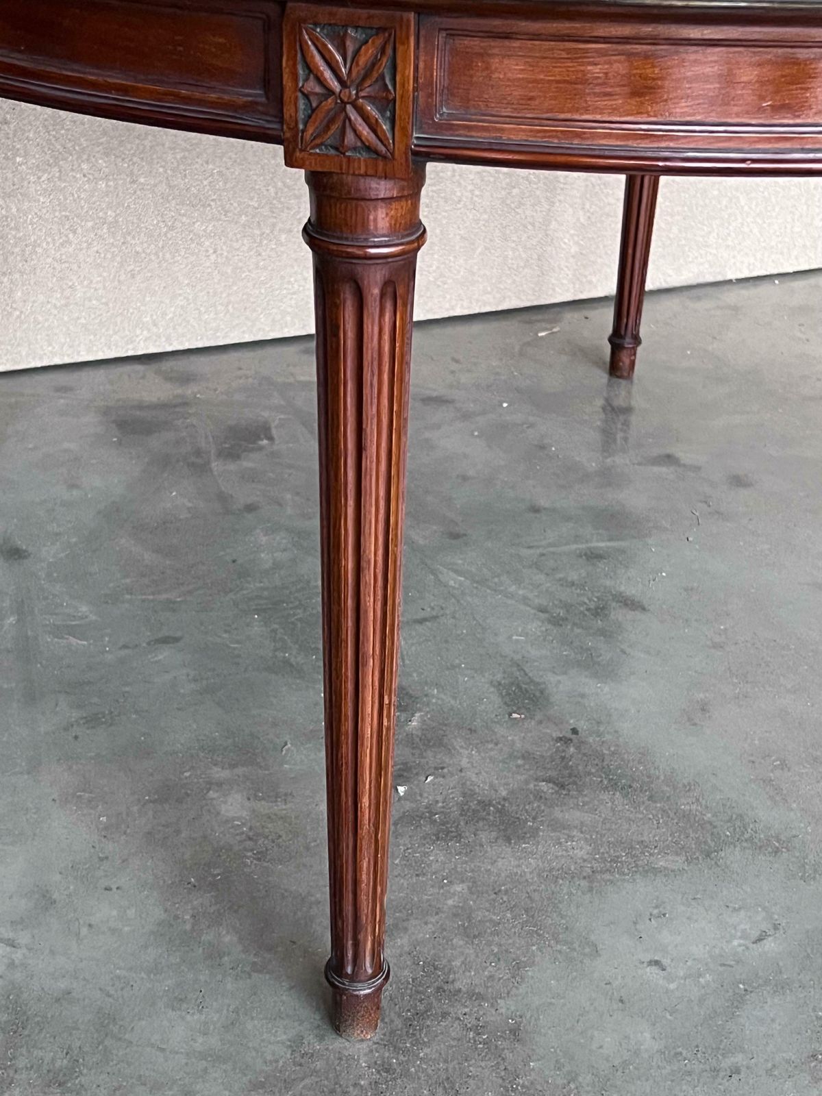 Table basse ronde de style provincial français en acajou, plateau en cuir peint au pochoir photo vintage