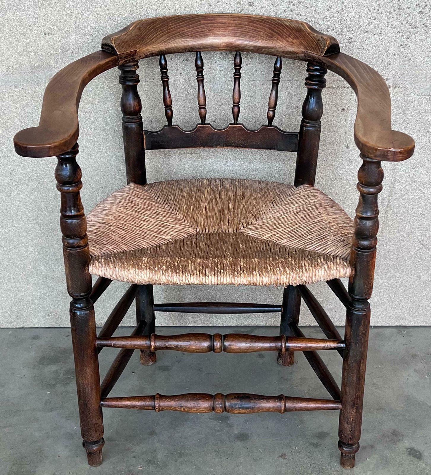 Paire de fauteuils espagnols à dossier en fer à cheval et cannage photo furniture