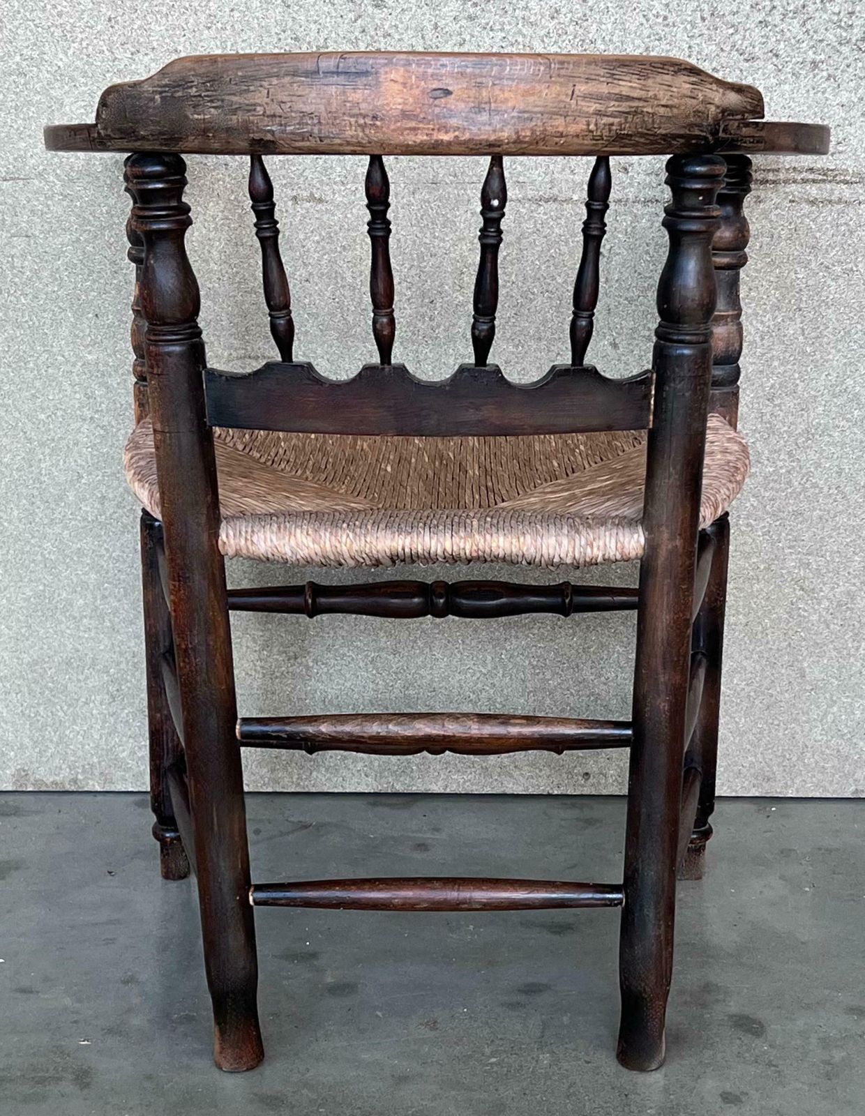 Mobilier Paire de fauteuils espagnols à dossier en fer à cheval et cannage photo