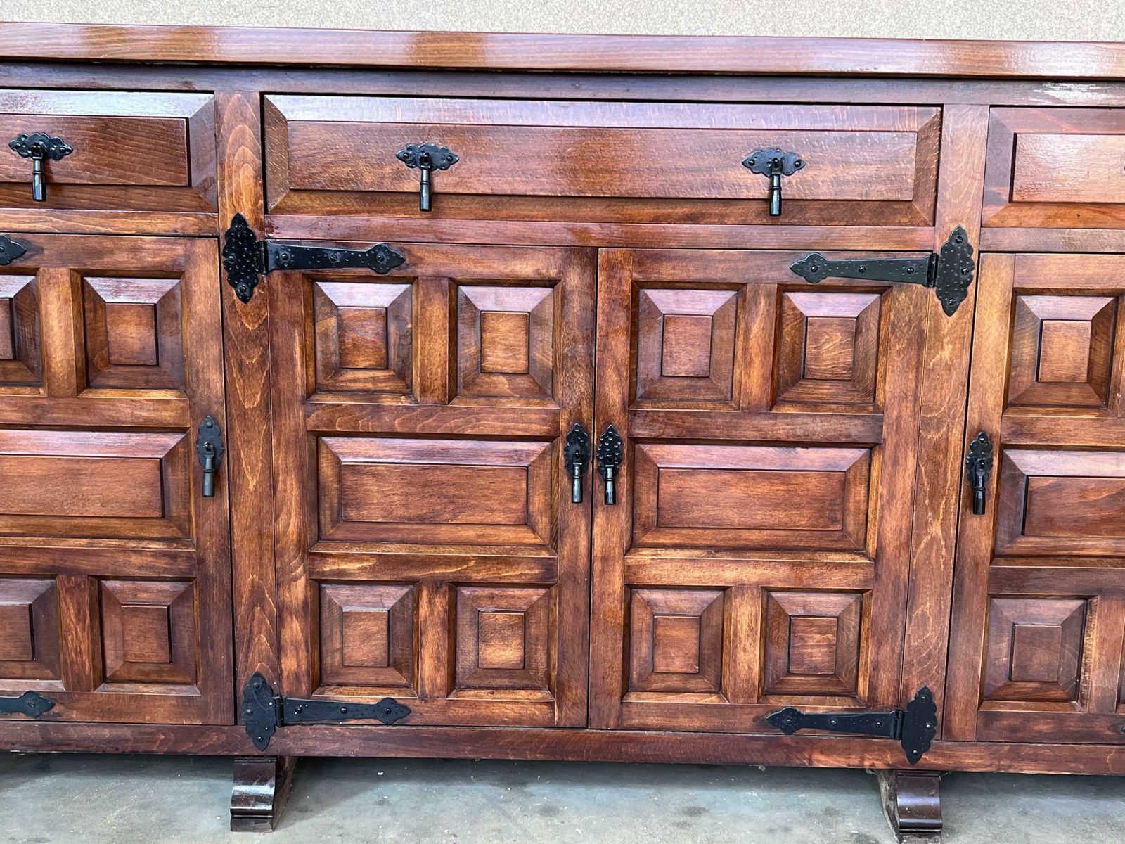 Grand buffet baroque catalan en chêne sculpté de style toscan, XIXe siècle photo buy