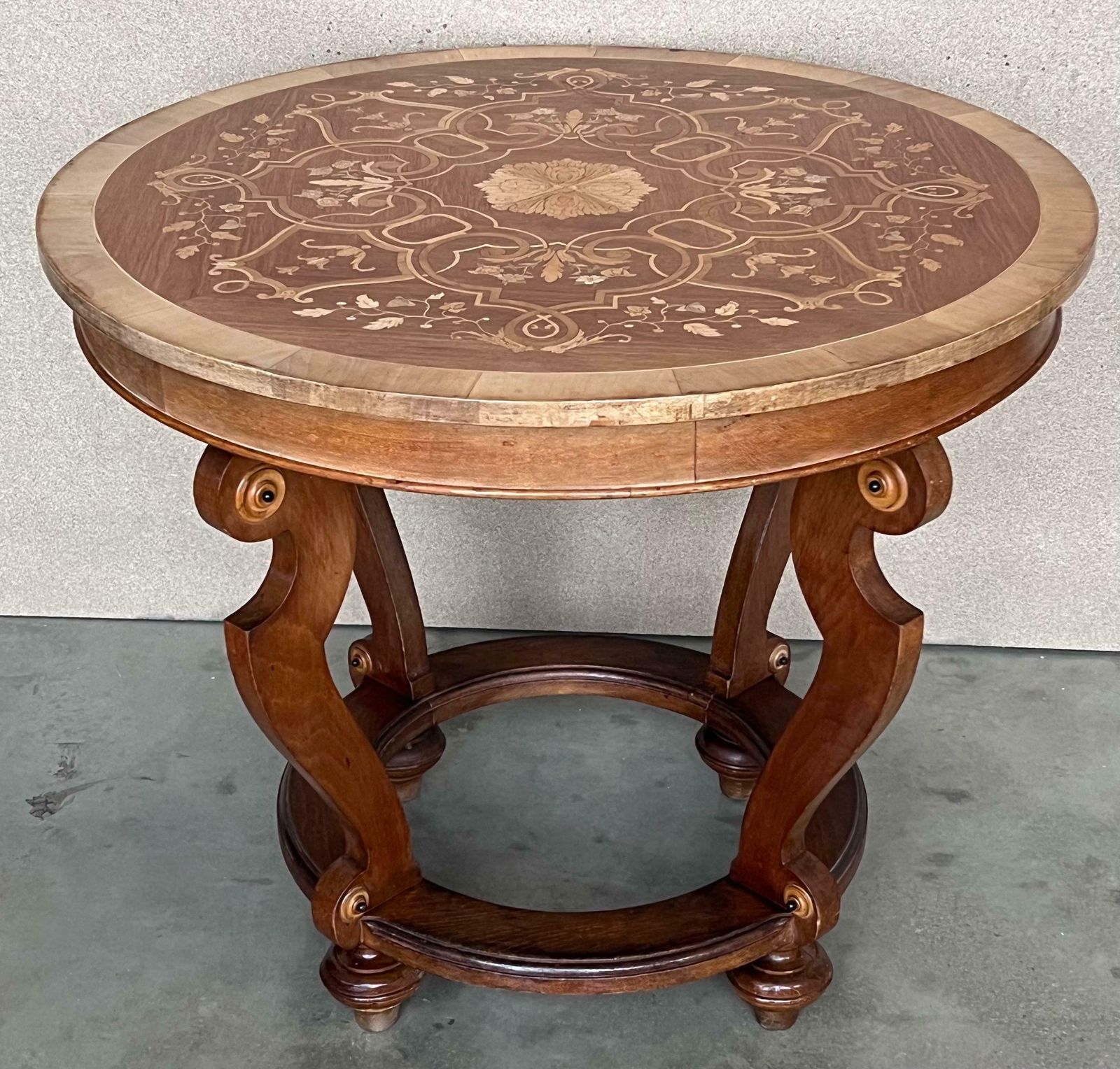 Table centrale ronde en marqueterie, quatre pieds en cabriole, XXe siècle (2 disponibles) photo Mobilier