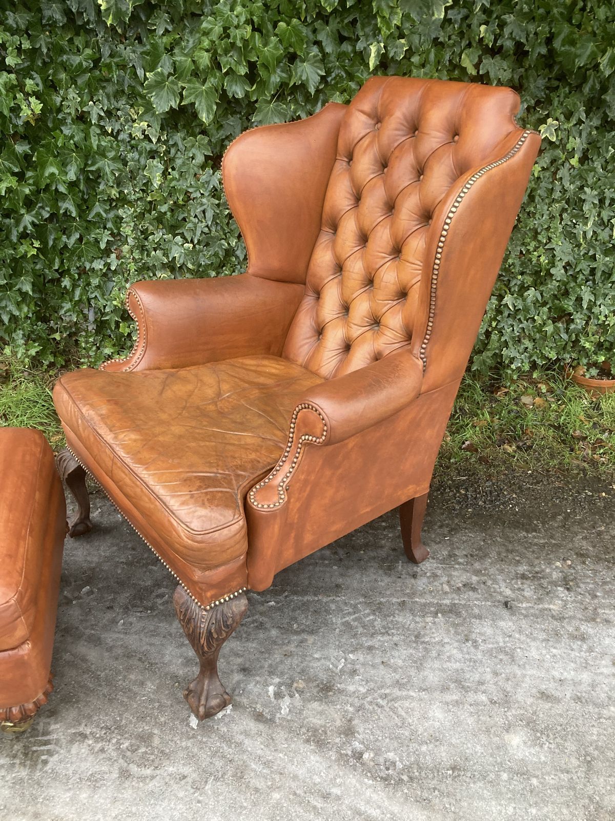 photo vintage Leather Wing Back Chair