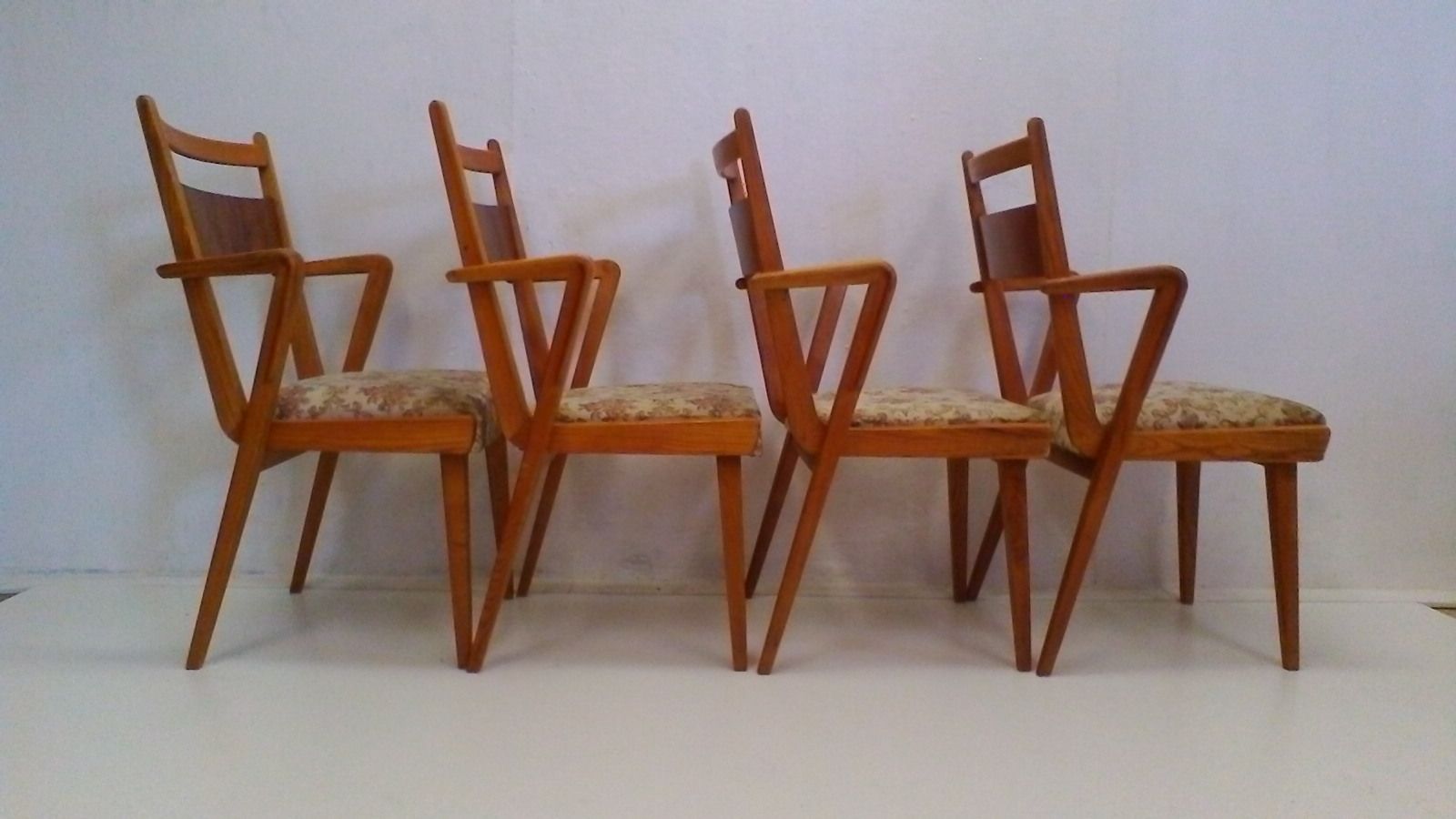 photo furniture Set Van Vier Houten Stoelen Ji 350 Met Nieuwe Bekleding, Ca. Jaren 1960