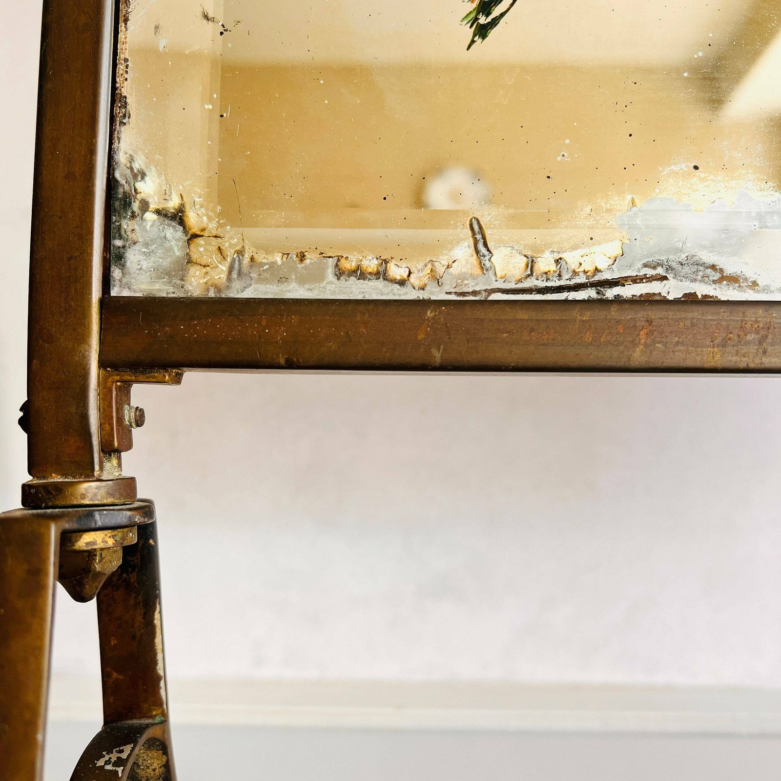 Victoriaans Messing Haardscherm Met Spiegel, Handgeschilderde Bloemen, Geslepen Spiegel, Art Nouveau photo buy