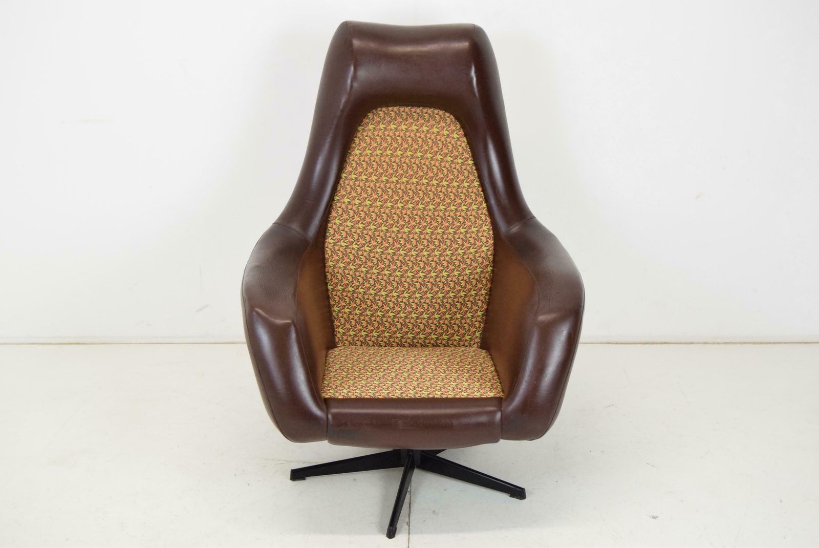506.0 Mid Century Rotating Armchair,Drevotvar,1980's. photo