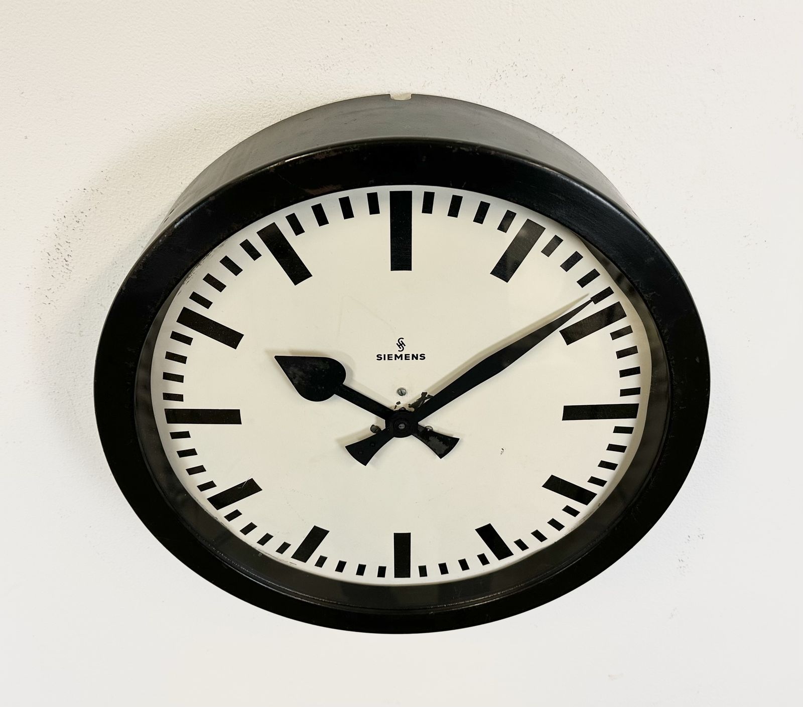 photo vinterior Black Industrial Factory Wall Clock From Siemens, 1950s