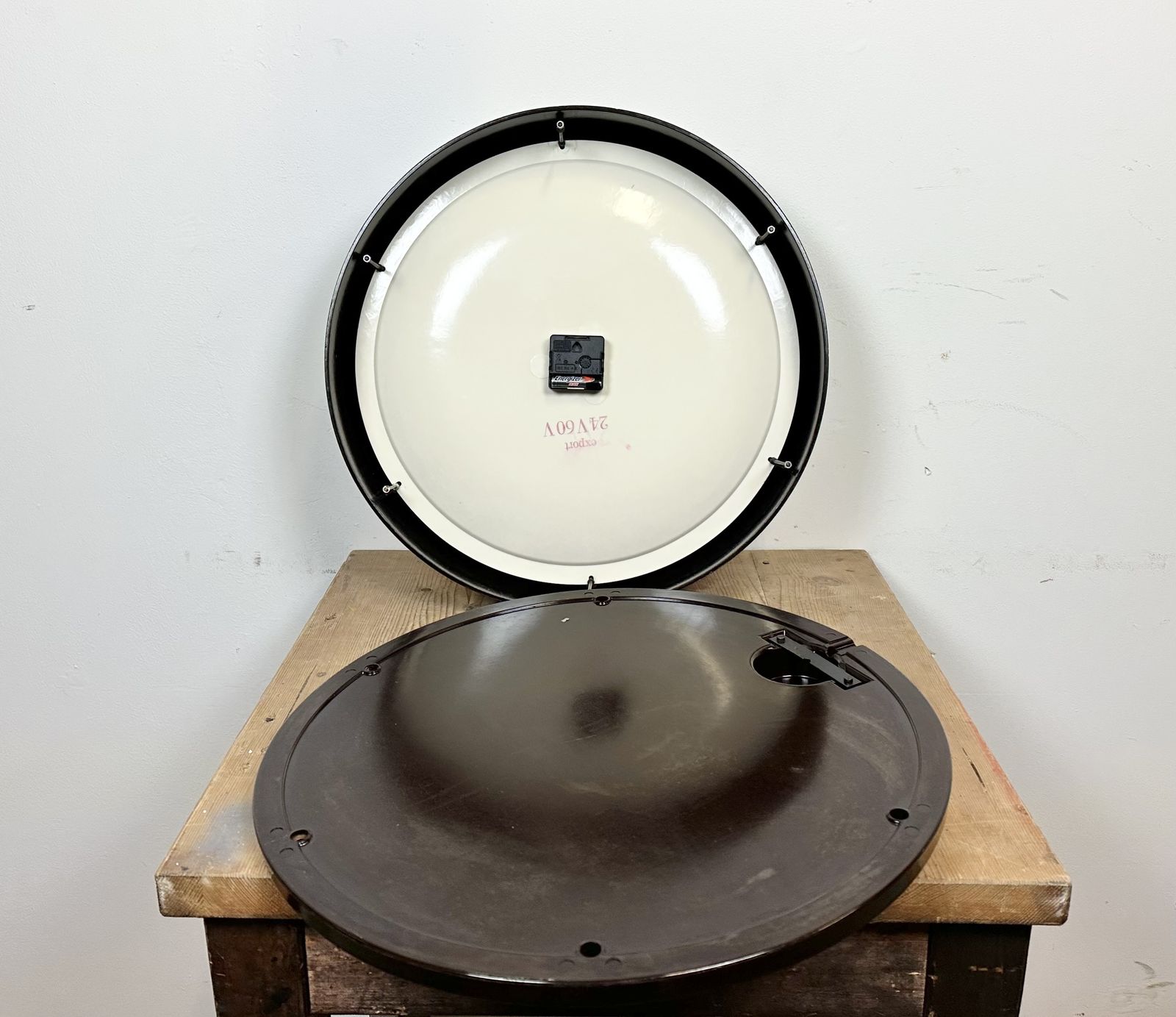 photo vintage Large Industrial Bakelite Factory Wall Clock From Pragotron, 1960s