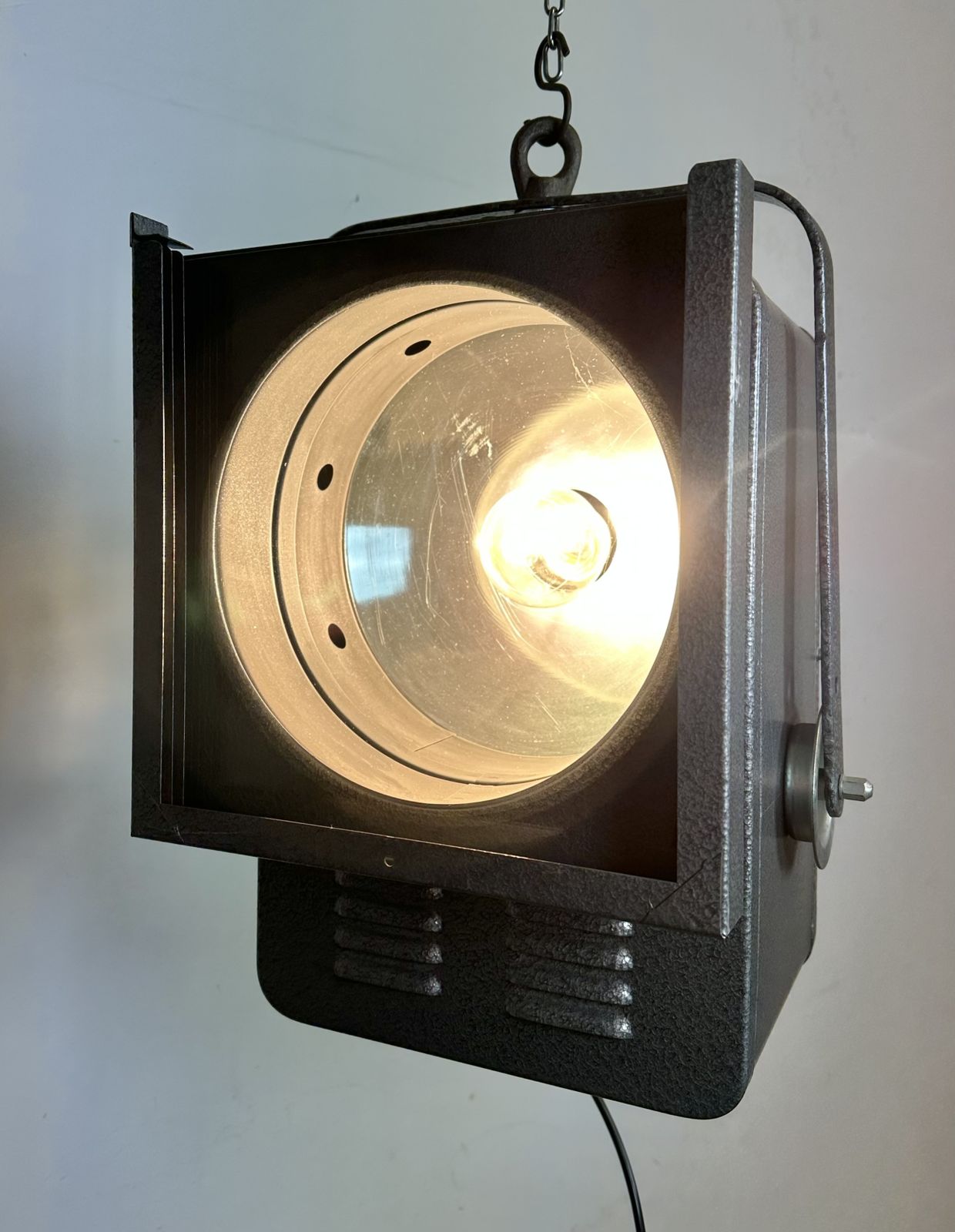 photo vintage Vintage Grey Theatre Spotlight With Glass Cover, 1980s