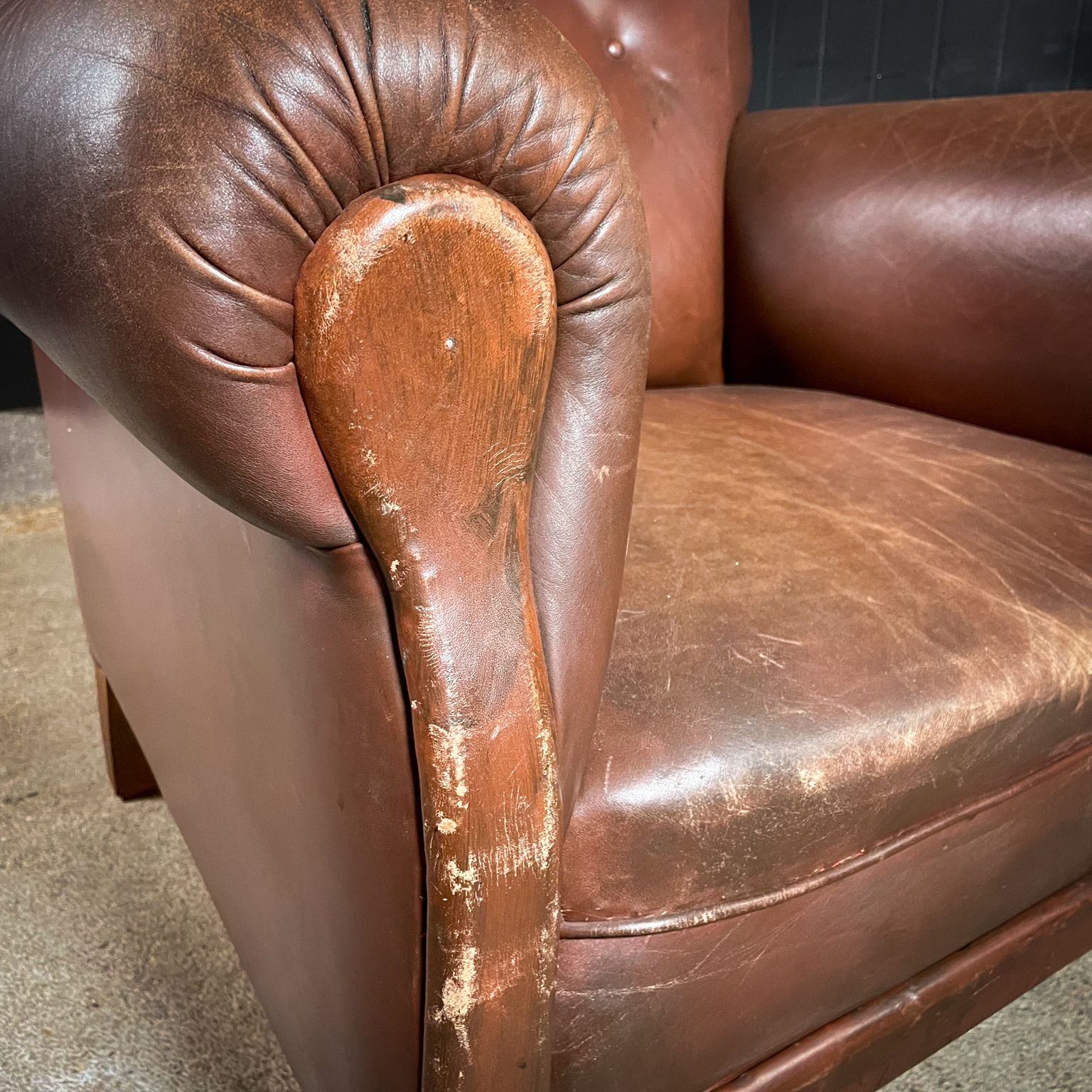 Grote Bruine Leren Club Fauteuil Met Gebruikssporen photo vintage
