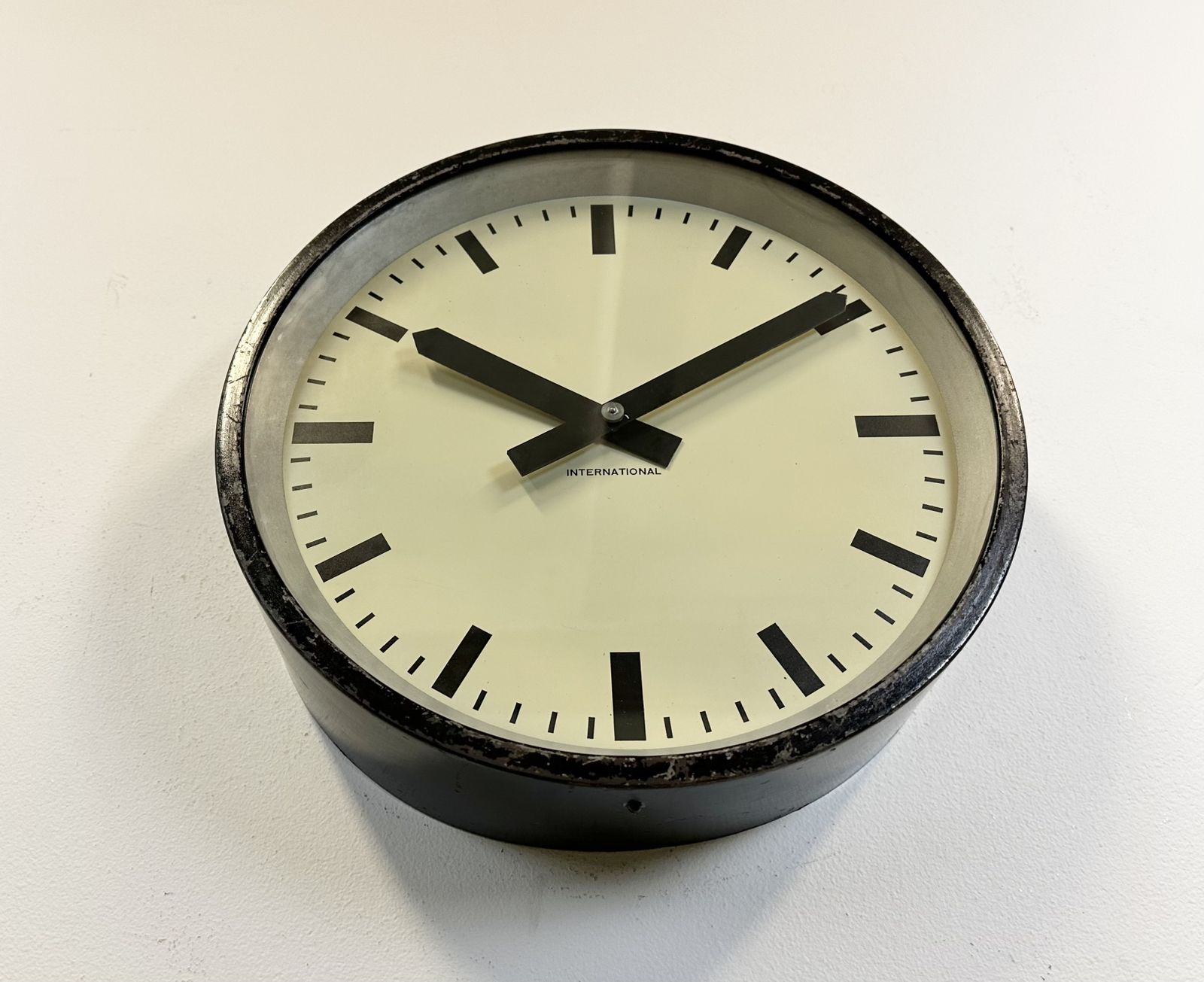 photo vintage Black Industrial Factory Wall Clock From International, 1950s