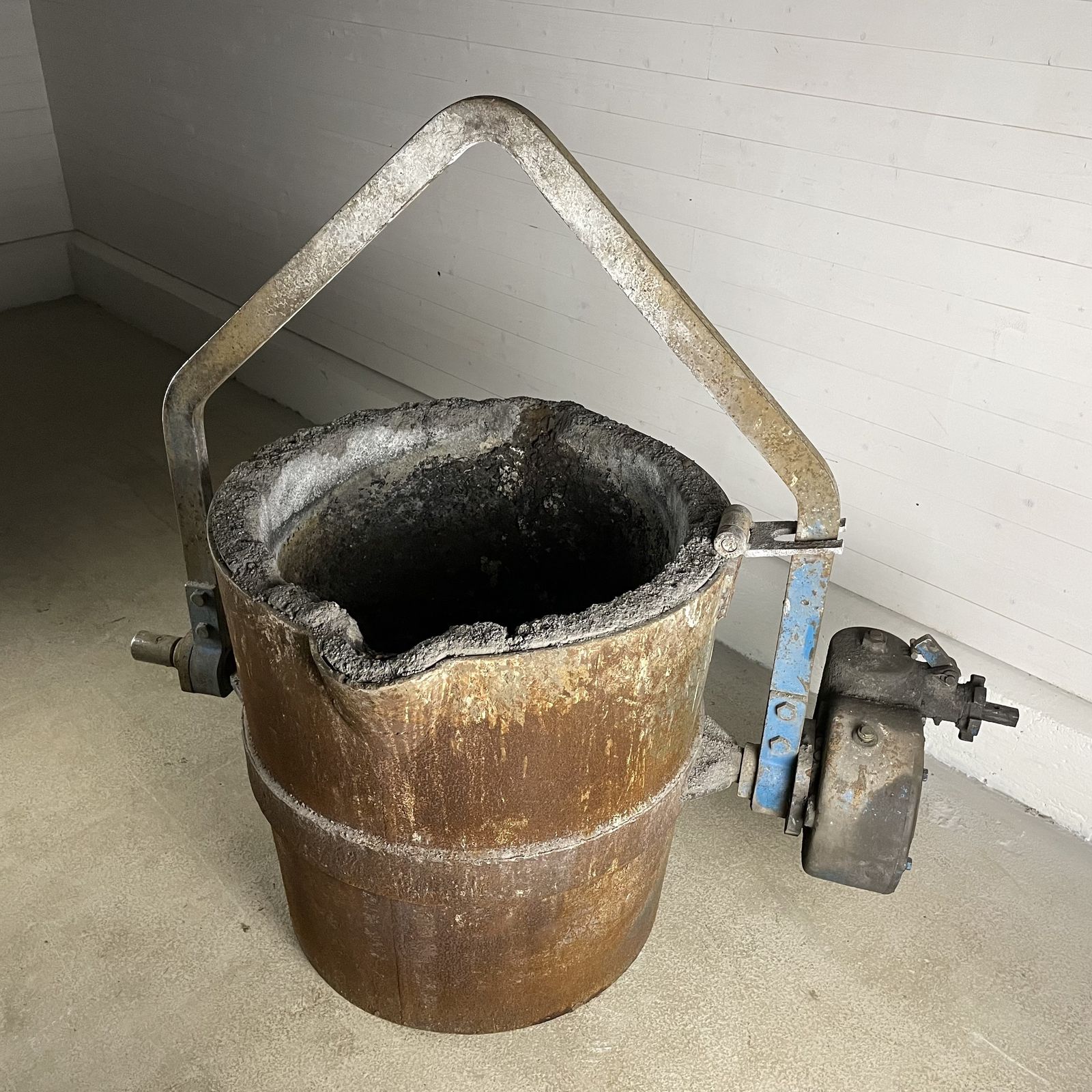 Large Reclaimed Industrial Foundry Pouring Pot Planter photo Garden Decor