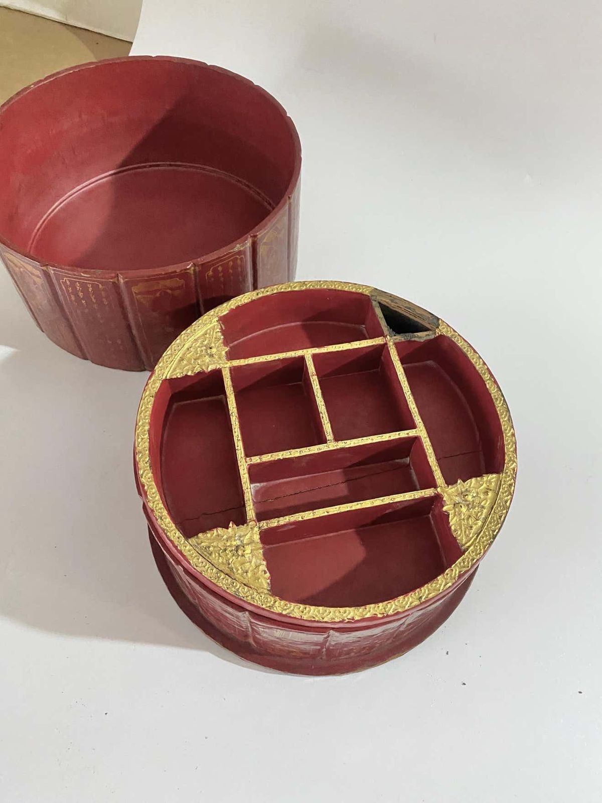 Large Round Jewelry Box, Color With Internal Compartments, Japan, 19th Century photo 918.0